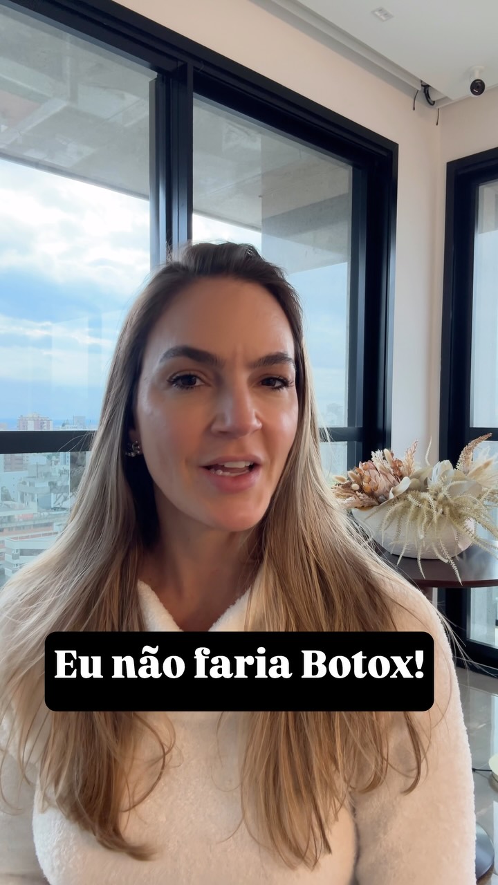 Se eu tivesse apenas uma escolha, ela seria o colágeno.
E antes que alguém diga que estou “falando contra o Botox”, a resposta é não.
A toxina botulínica continua sendo um dos procedimentos mais seguros e eficazes da estética facial.
Mas ela trata uma parte do envelhecimento: a contração muscular.
Já o colágeno influencia diretamente a firmeza da pele, a sustentação dos tecidos e a qualidade da pele. Com o passar dos anos, sua produção diminui naturalmente, e esse processo é um dos principais responsáveis pelo aspecto cansado e pela flacidez.
Na prática clínica, os melhores resultados vem da associação de diversos tratamentos.
E você? Se pudesse escolher apenas um, qual seria?