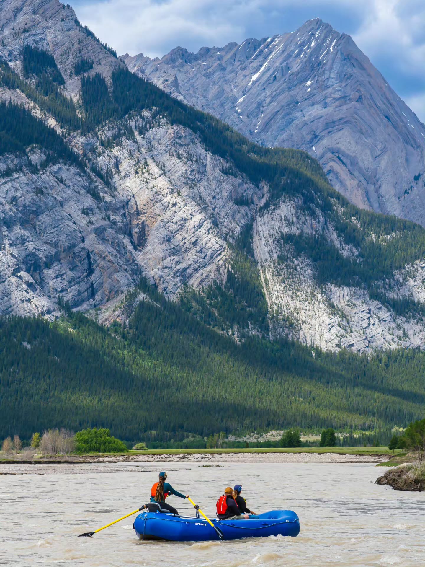 There's just something about this river! π
It's days like these that remind us why we're so passionate about sharing this special place with others. Every trip offers a chance to unplug, connect with nature, and experience the beauty of the Canadian Rockies from a whole new perspective.ππ
#canadianrockies #rafting
#nordegg #dtcountry