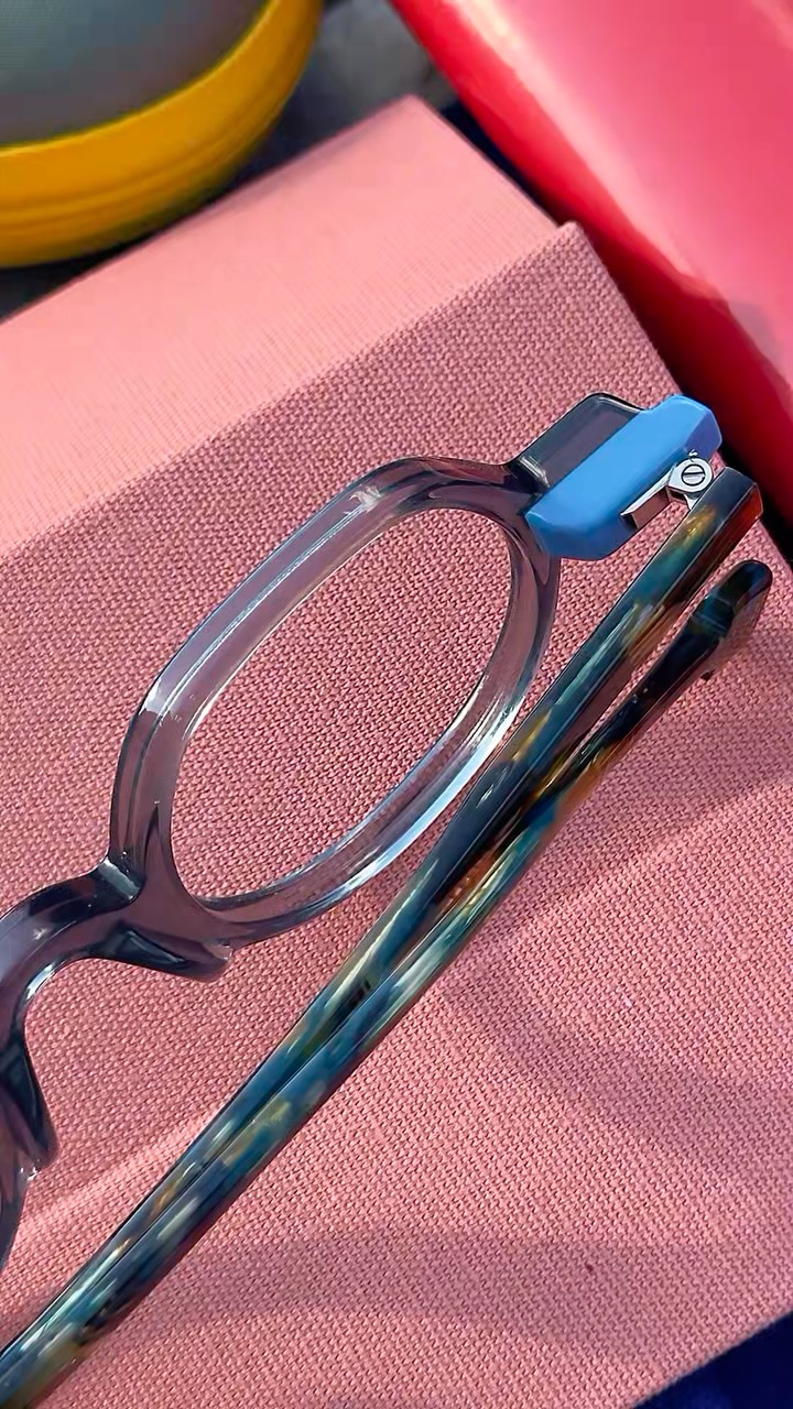 Design autoral, acabamento impecável e personalidade em cada detalhe. ✨
Os óculos Miguel Giannini foram criados para quem valoriza exclusividade, conforto e um estilo que faz a diferença em qualquer ocasião.
Descubra a coleção e encontre o modelo que combina com a sua essência.
#óculos #luxofeminino #ÓculosDeLuxo #Eyewear #design