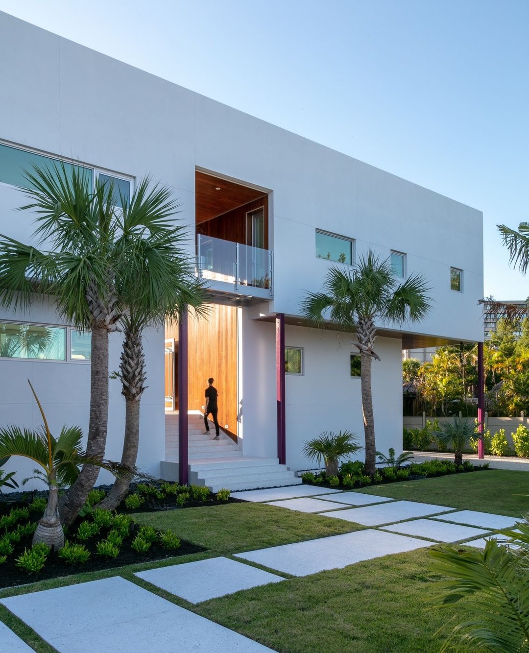 Sun streaming through the entry breezeway at the Siesta House ☀️
📷@rgammaphoto
🌴@borden_landscape_design