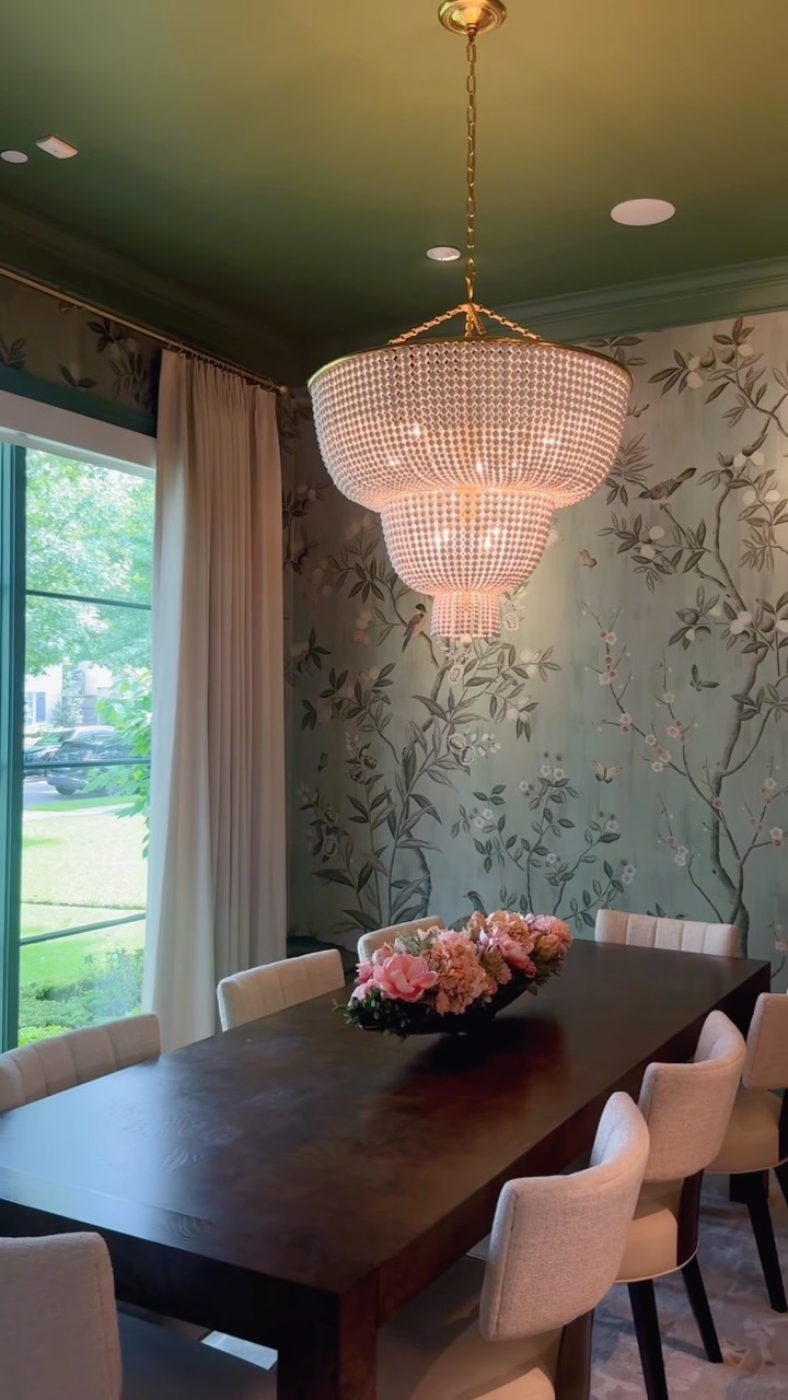 The kind of dining room that makes every dinner feel like a garden soirée. 🦢🌷