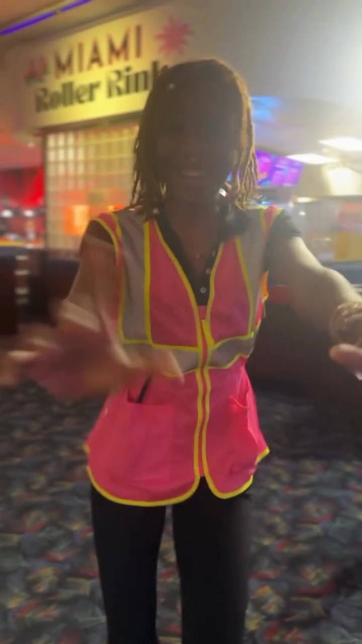 🎂 Bringing the birthday vibes at Miami Roller Rink!
🔥 Cake cutting - pero make it fun! This is how the team rolls to celebrate with our party customers! 🎉🛼
#miamirollerrink #hotwheels #birthdayparty #birthdaycelebration
