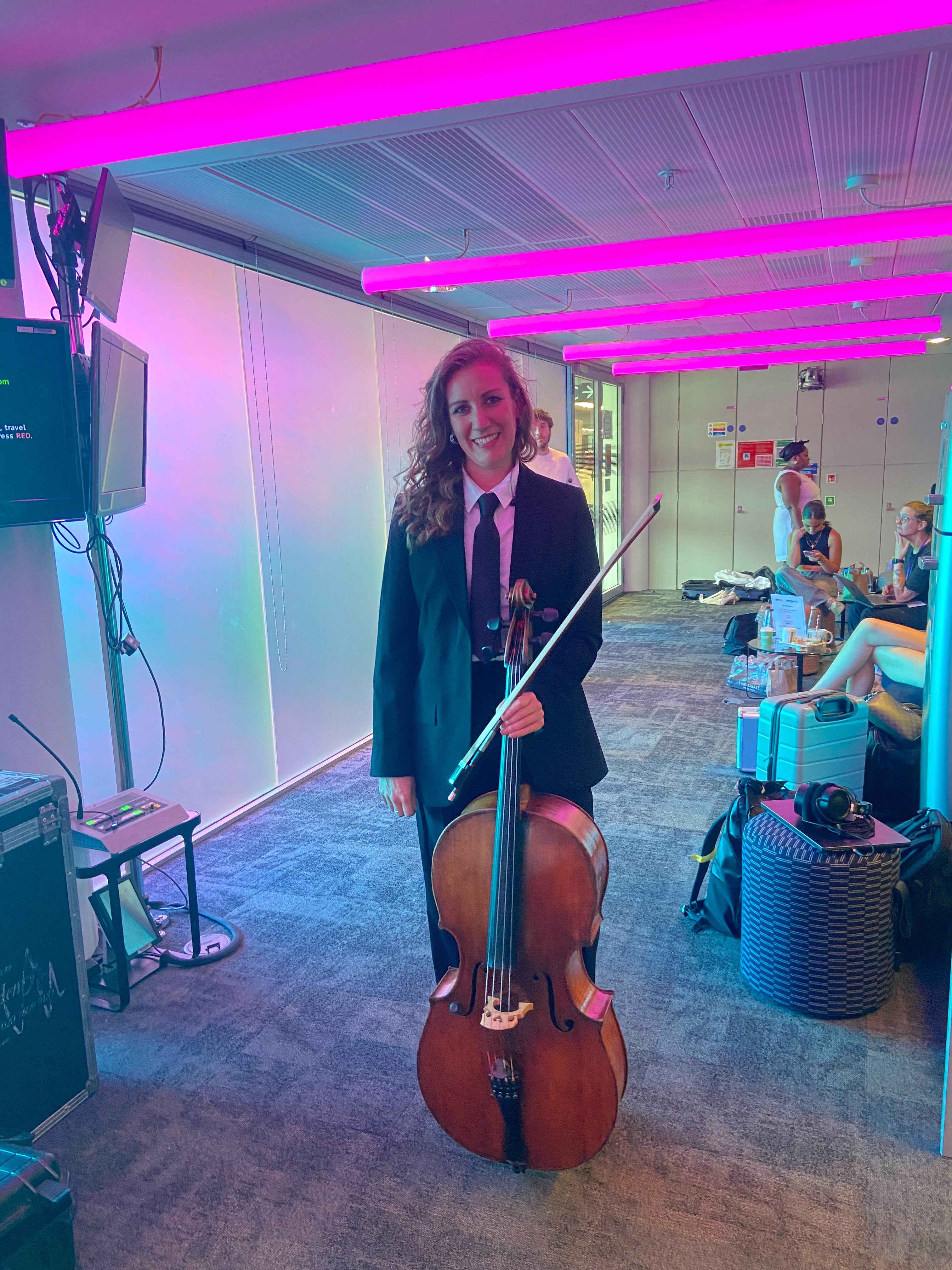 Last week included a spontaneous trip to London for some awesome sessions with the incredible @siennaspiro 🔥
We played @bbcradio1 live lounge and then a beautiful album launch gig at my fave @unionchapeluk ♥️
Thank you @rosiedstrings for having me 🎻
My first trouser suit experience.. and perhaps not my last 😁
#gig #radio #siennaspiro #livemusic