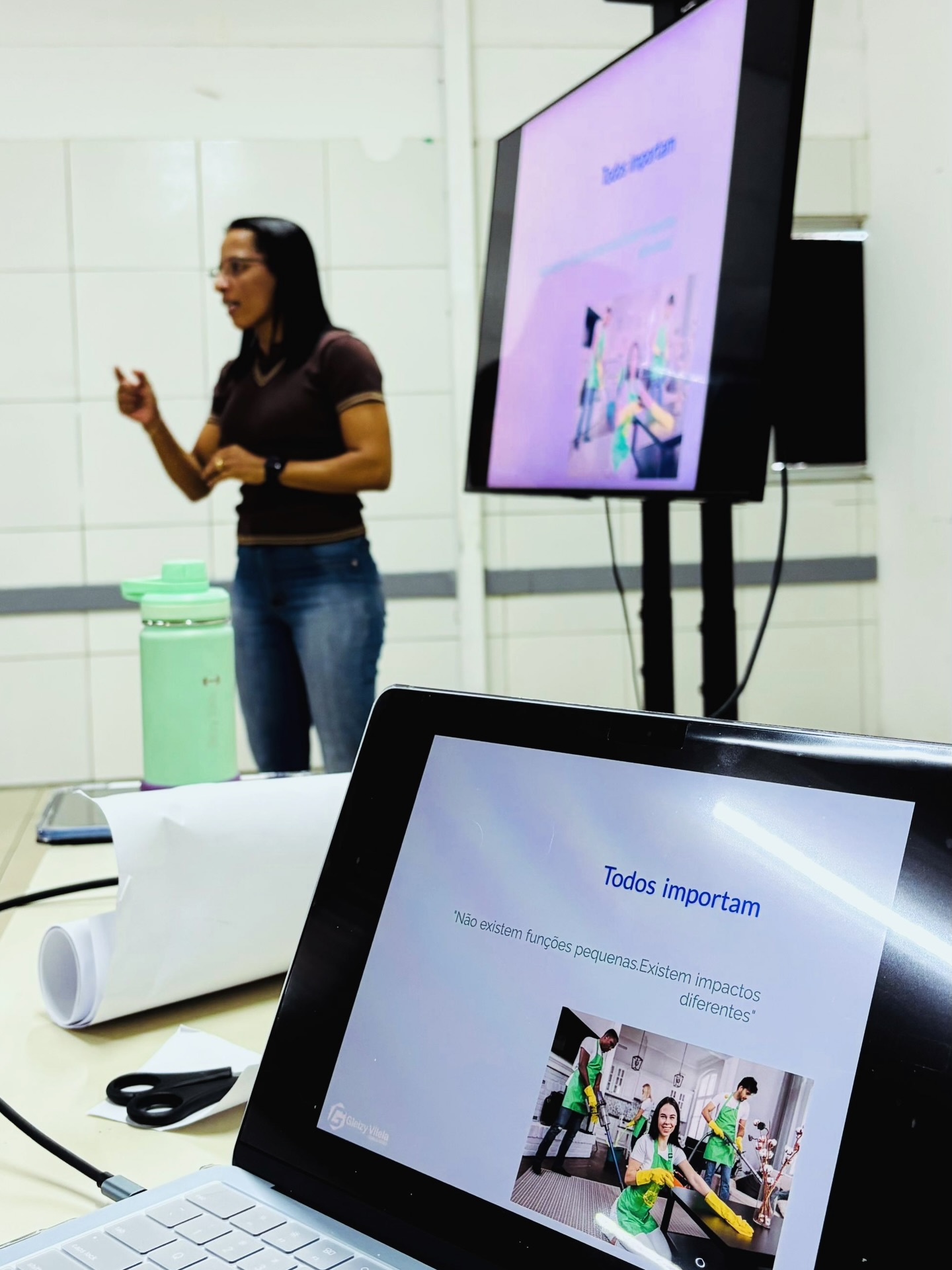 Antes do retorno dos nossos alunos, seguimos investindo em quem faz a educação acontecer todos os dias. 💚
Durante o recesso, nossa equipe participou de importantes momentos de desenvolvimento, alinhamento e cuidado.
✨ Tivemos uma palestra com Gleizy Vilela, reforçando valores como colaboração, compromisso e união entre toda a equipe.
🤝 Também realizamos uma reunião de acolhimento e alinhamento para o retorno das atividades, preparando cada detalhe para receber nossos alunos com excelência.
🧠 Encerramos com um momento de formação conduzido pela psicóloga Mércia, que apresentou os principais pontos da Nova NR-1, promovendo uma reflexão sobre saúde mental no ambiente de trabalho, prevenção de riscos psicossociais e a importância de construir um espaço cada vez mais saudável, acolhedor e equilibrado para todos.
Porque uma escola de excelência começa por uma equipe que aprende, cresce e cuida uns dos outros. Estamos nos preparando para viver mais um semestre de muito aprendizado! 💚📚