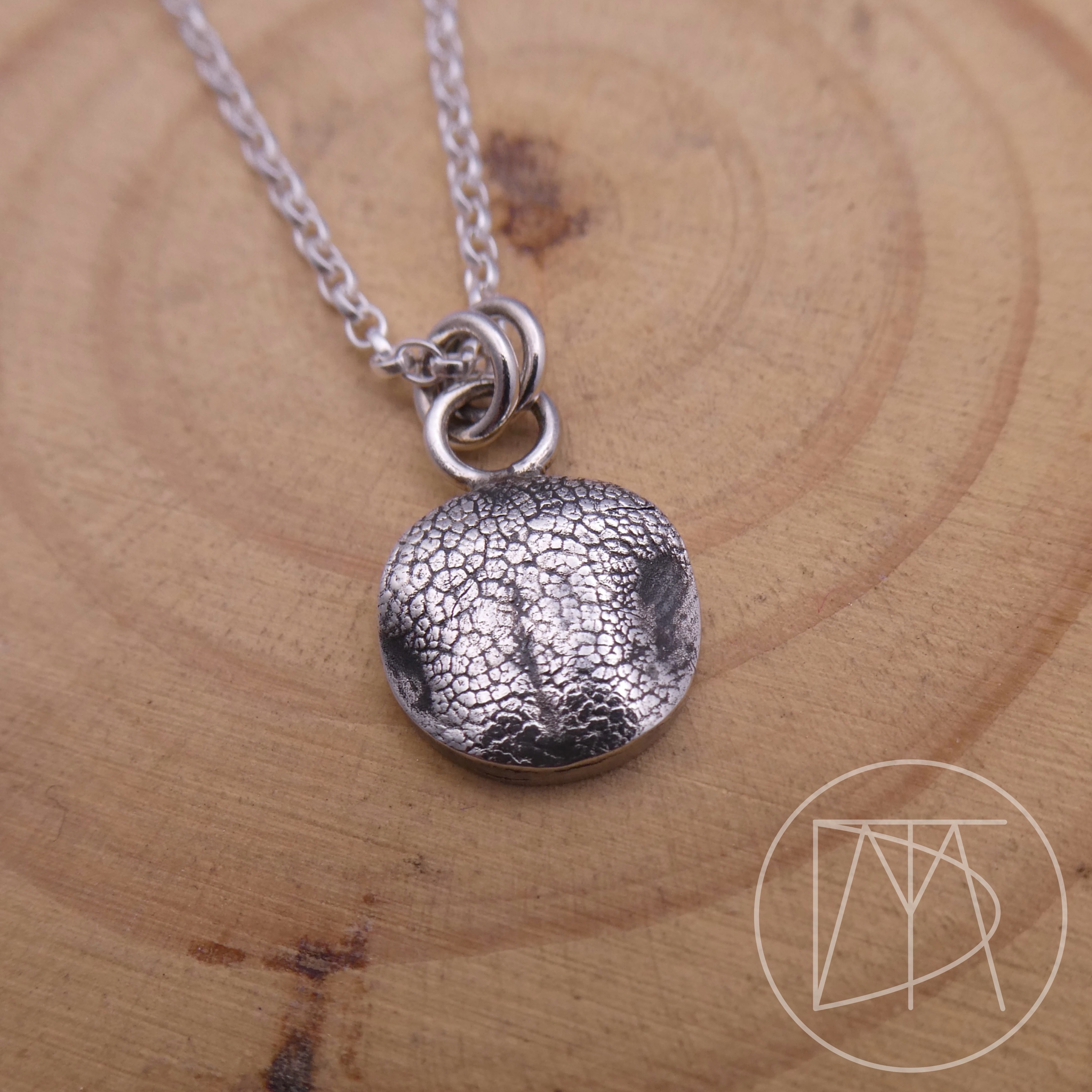 The perfect imprint of a doggy nose 🐶
Impression jewellery can help you to create memories whilst your loved ones are still with you. From fingerprints, to paws and wet noses
#impressionjewellery #silverjewellery