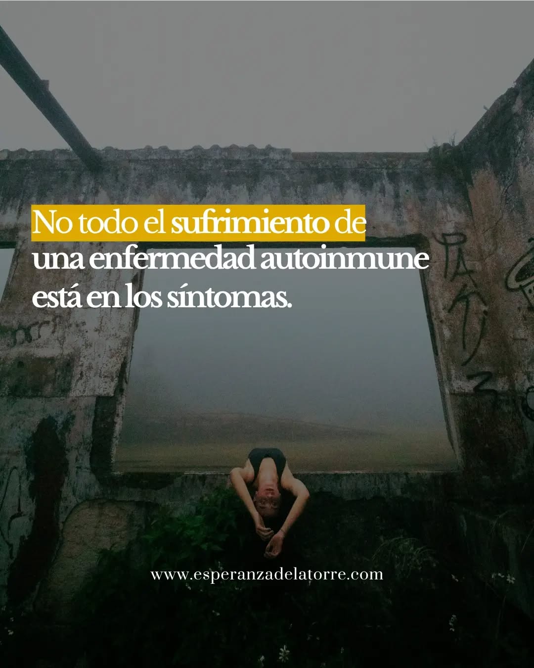 Con el tiempo, muchas personas dejan de sufrir únicamente por los síntomas.
Empiezan a sufrir también por todo lo que implica convivir con ellos.
La incertidumbre.
Las renuncias.
𝐋𝐚 𝐬𝐞𝐧𝐬𝐚𝐜𝐢ó𝐧 𝐝𝐞 𝐪𝐮𝐞 𝐥𝐚 𝐯𝐢𝐝𝐚 𝐡𝐚 𝐪𝐮𝐞𝐝𝐚𝐝𝐨 𝐞𝐧 𝐩𝐚𝐮𝐬𝐚.
Las conversaciones silenciosas que aparecen una y otra vez dentro de una misma.
Y eso también desgasta.
Porque el ser humano necesita comprender. Necesita encontrar sentido a aquello que está viviendo. Cuando ese sentido no aparece, es fácil quedarse atrapado entre el miedo, la búsqueda constante de respuestas y 𝐥𝐚 𝐬𝐞𝐧𝐬𝐚𝐜𝐢ó𝐧 𝐝𝐞 𝐪𝐮𝐞 𝐧𝐚𝐝𝐚 𝐜𝐚𝐦𝐛𝐢𝐚.
Pero quizá hay algo importante que recordar.
Que 𝐮𝐧𝐚 𝐞𝐧𝐟𝐞𝐫𝐦𝐞𝐝𝐚𝐝 𝐧𝐨 𝐞𝐦𝐩𝐢𝐞𝐳𝐚 𝐞𝐥 𝐝í𝐚 𝐞𝐧 𝐪𝐮𝐞 𝐫𝐞𝐜𝐢𝐛𝐞 𝐮𝐧 𝐧𝐨𝐦𝐛𝐫𝐞.
Y que, del mismo modo, un diagnóstico tampoco contiene toda la historia de una persona.
Detrás de un proceso que se ha vuelto crónico suele existir un recorrido mucho más amplio. Una historia que merece ser mirada con calma. Un contexto. 𝐔𝐧 𝐦𝐨𝐦𝐞𝐧𝐭𝐨 𝐞𝐧 𝐥𝐚 𝐯𝐢𝐝𝐚 𝐪𝐮𝐞 𝐭𝐮𝐯𝐨 𝐬𝐞𝐧𝐭𝐢𝐝𝐨 𝐩𝐚𝐫𝐚 𝐞𝐬𝐞 𝐜𝐮𝐞𝐫𝐩𝐨. Y también las razones por las que ese proceso puede seguir activo hoy.
Comprender esa historia no significa luchar contra el cuerpo ni intentar controlar los síntomas.
Significa empezar a 𝐦𝐢𝐫𝐚𝐫 𝐝𝐨𝐧𝐝𝐞 𝐪𝐮𝐢𝐳á 𝐧𝐮𝐧𝐜𝐚 𝐚𝐧𝐭𝐞𝐬 𝐭𝐞 𝐞𝐧𝐬𝐞ñ𝐚𝐫𝐨𝐧 𝐚 𝐦𝐢𝐫𝐚𝐫.
Porque, cuando algo empieza a tener sentido, 𝐝𝐞𝐣𝐚 𝐝𝐞 𝐬𝐞𝐫 ú𝐧𝐢𝐜𝐚𝐦𝐞𝐧𝐭𝐞 𝐮𝐧 𝐦𝐨𝐭𝐢𝐯𝐨 𝐝𝐞 𝐦𝐢𝐞𝐝𝐨.
Y ese cambio de mirada, por sí solo, ya transforma la manera en que una persona vive lo que le está ocurriendo.
.
.
.
.
.
.
.
#autoinmunes #enfermedadesraras #enfermedadesautoinmunes #crónico #conflictoemocional