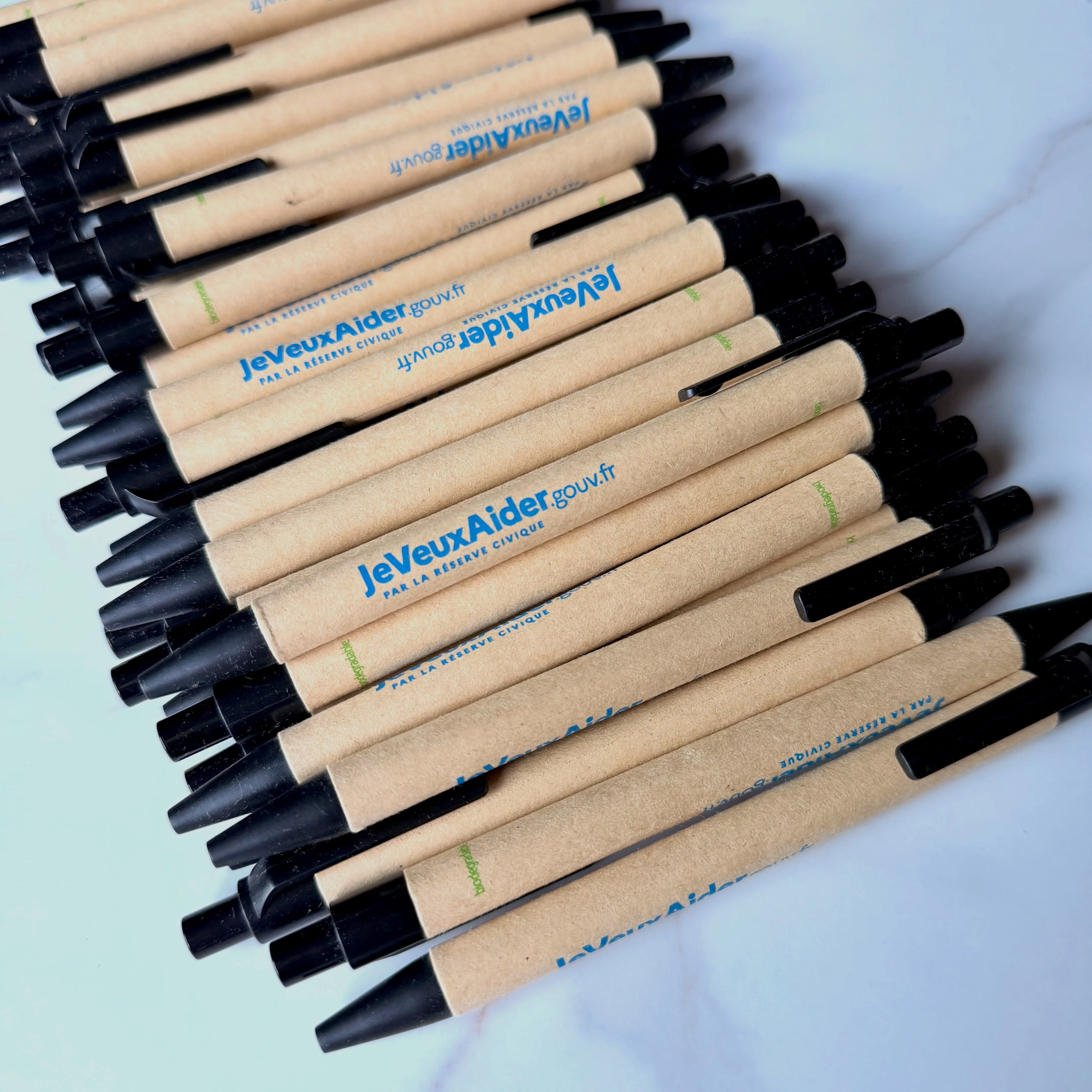 ♻️ Les goodies évoluent… et c’est une excellente nouvelle !
Aujourd’hui, communiquer, c’est aussi faire des choix responsables.
Ces stylos personnalisés, réalisés pour JeVeuxAider.gouv.fr, sont conçus à partir de matériaux recyclables afin de réduire leur impact environnemental, sans faire de compromis sur la qualité.
🌱 Un support publicitaire utile.
🌍 Une démarche plus respectueuse de l’environnement.
✍️ Un objet que l’on conserve et utilise au quotidien.
Chez ARCAMAC, nous accompagnons les entreprises, collectivités, associations et administrations dans la création de goodies personnalisés qui reflètent leurs valeurs.
✔️ Stylos recyclés
✔️ Objets publicitaires écoresponsables
✔️ Impression de haute qualité
✔️ Personnalisation sur mesure
Parce qu’un objet publicitaire peut être bien plus qu’un simple cadeau : il peut transmettre un message, valoriser une marque… et contribuer à une communication plus durable.
📍 Impression et personnalisation en Alsace
🎨 Création graphique • Goodies • Objets publicitaires • Signalétique • Imprimerie
💬 Et vous, lorsque vous recevez un goodie, préférez-vous un objet original ou un objet écoresponsable que vous utiliserez vraiment ?
#Goodies #ObjetsPublicitaires #CommunicationResponsable #Recyclage #ecoresponsable