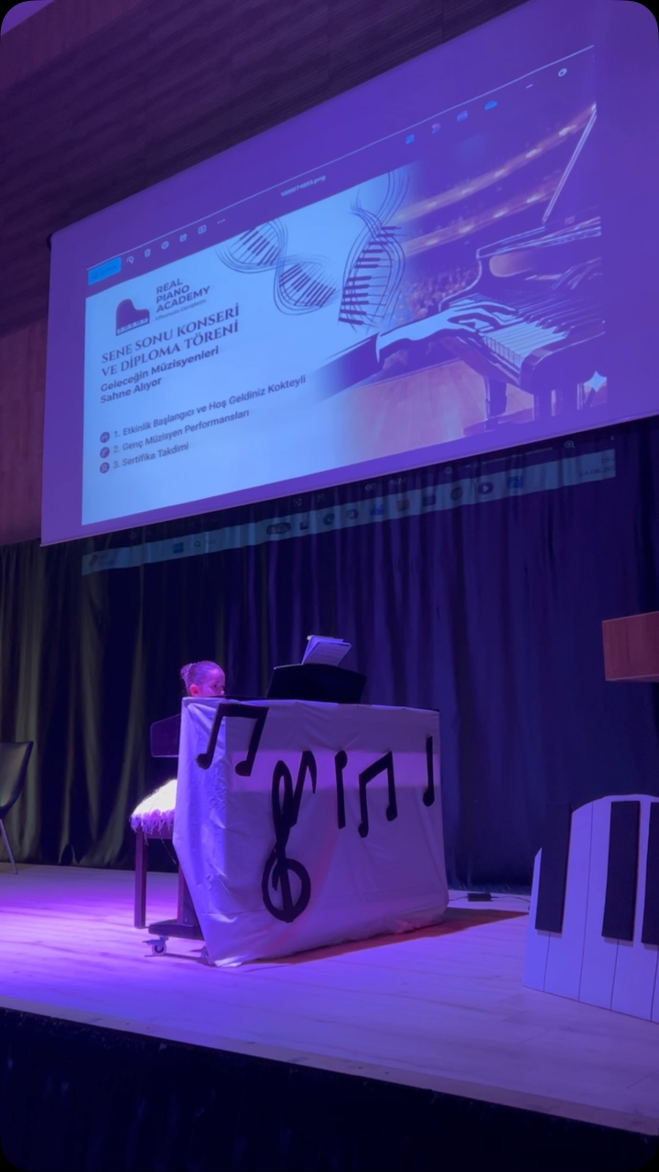 Minik öğrencimiz Damla Deniz Kılıçkaya’nın performansı🎶🎹👏🏻💐🩷