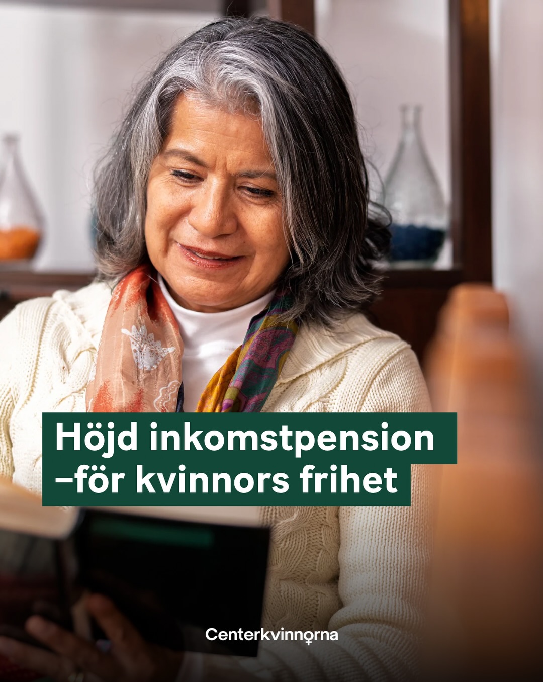 Ekonomisk frihet ska följa med hela livet.
Kvinnor har i genomsnitt lägre pension än män – ofta som en följd av lägre löner, deltidsarbete och ett större ansvar för obetalt omsorgsarbete. Det är en orättvisa som följer med långt efter arbetslivet.
Centerkvinnorna vill höja inkomstpensionen för att stärka kvinnors ekonomiska självständighet och ge fler äldre kvinnor en tryggare ekonomi.
Håller du med? Dela vidare, rösta på Centerpartiet och kryssa en centerkvinna!