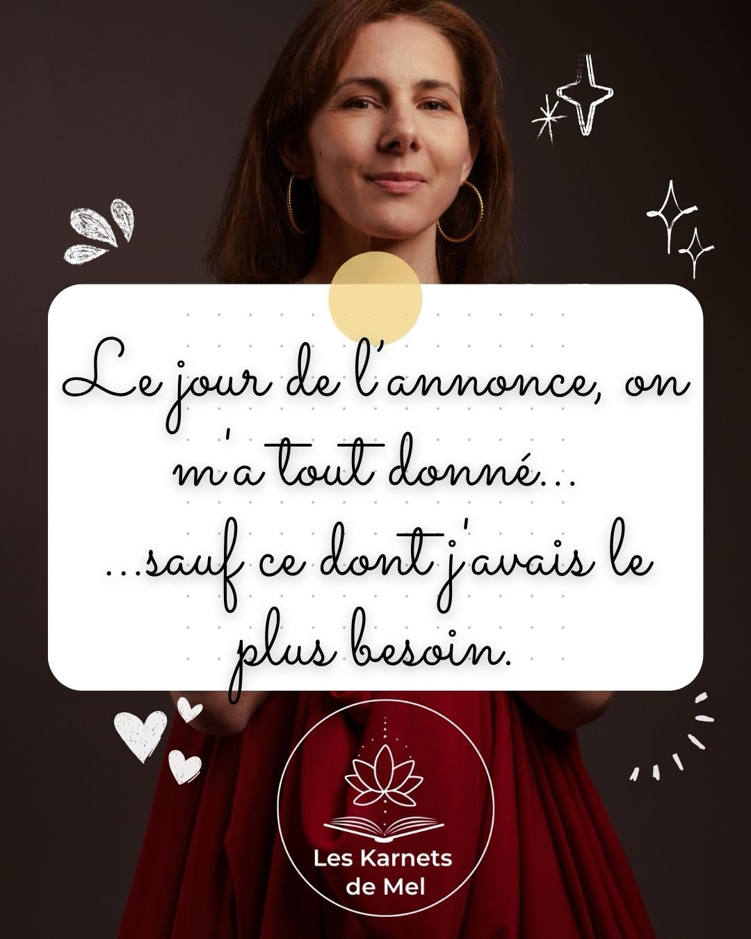 Quand j’ai entendu le mot « cancer », j’ai été très bien prise en charge médicalement.
J’ai rencontré des équipes extraordinaires.
Mais il y avait des questions auxquelles personne ne pouvait me répondre :
Comment traverse-t-on tout ça intérieurement ?
Comment continuer à vivre quand tout semble suspendu ?
Comment retenir toutes les informations ?
Comment accueillir ses émotions sans avoir l’impression de s’effondrer ?
Comment rester actrice de son parcours alors que tout nous échappe ?
Alors j’ai fait ce que beaucoup de femmes font sans le dire.
J’ai écrit.
Au départ, ce carnet était simplement pour moi.
Puis j’ai compris que ce besoin n’était pas le mien seulement.
Les Karnets de Mel sont nés de cette évidence : les soins prennent en charge la maladie. Les femmes ont aussi besoin d’un espace qui prenne soin de leur vécu.
Pas pour remplacer les soignants, les associations, les soins de support.
Pas pour remplacer les traitements.
Mais pour accompagner ce qui se passe entre deux consultations, entre deux examens, entre deux nuits où l’on dort mal.
C’est ce que j’aurais aimé recevoir en 2019.
Et c’est ce que j’ai essayé de créer pour celles qui traversent ce chemin aujourd’hui.
Si ce message résonne en vous, partagez-le. Peut-être qu’il arrivera jusqu’à une femme qui a justement besoin de savoir qu’elle n’a pas à traverser tout cela seule.
#leskarnetsdemel #cancerdusein #soutienémotionnel #journaling