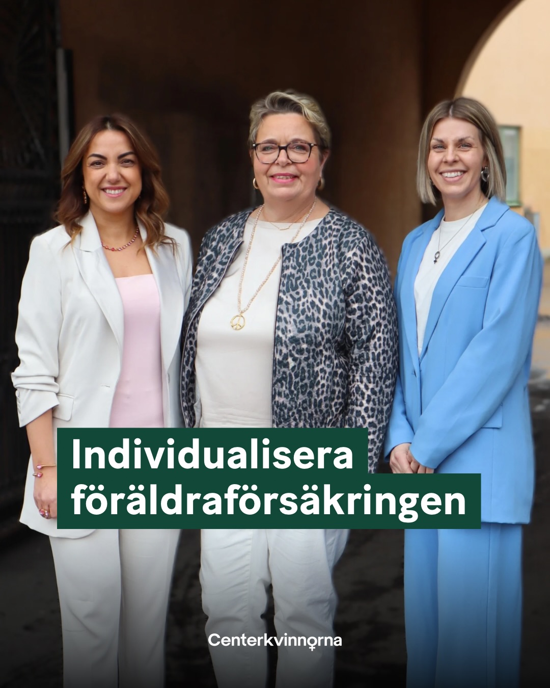 Frihet börjar med möjligheten att forma sitt eget liv, också som förälder.
Centerkvinnorna vill individualisera föräldraförsäkringen för att stärka jämställdheten och ge alla föräldrar samma möjlighet att vara närvarande i sina barns liv.
Genom fler öronmärkta månader, en enklare och mer rättvis modell och fler möjligheter att vara hemma tillsammans skapar vi en föräldraförsäkring som bygger på frihet, ansvar och lika villkor.
Håller du med? Dela vidare, rösta på Centerpartiet och kryssa en centerkvinna!