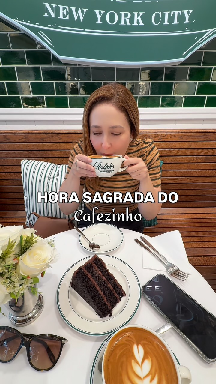 A hora sagrada do cafezinho das Irmãs Viajantes Emi e Lou dessa vez foi no famoso:
📍 Ralph’s Coffee
Que abriu recentemente em Bicester Village, Oxfordshire
Sempre existe um momento para desacelerar na sua viagem para a Inglaterra. Um café, uma boa conversa e alguns minutos para apreciar o momento. Porque viajar também é isso: não apenas conhecer novos lugares, mas criar pequenas memórias que ficam para sempre.
São esses instantes que tornam cada viagem pelo Reino Unido ainda mais especial.
🎬 Se você ama viagens, cafés charmosos e quer descobrir a Inglaterra além de Londres, aacompanhe aas IrmãsViajantes. No nosso canal do YouTube, EmiLou Day by Day mostramos roteiros completos, vilarejos encantadores, castelos históricos e experiências autênticas pelo Reino Unido.
O Melhor café da Inglaterra | RalpsCoffee | Interior da Inglaterra | Cafes Charmosos