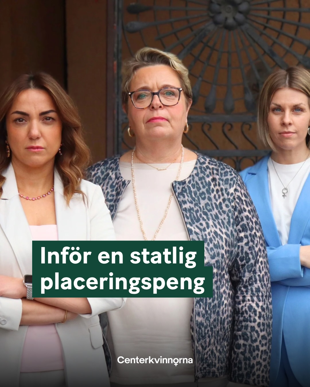 Ingen ska behöva leva i rädsla.
Trygghet och skydd från våld är en demokratisk rättighet, inte en fråga om vilken kommun du bor i eller vilka resurser som finns där.
Centerkvinnorna vill införa en statlig placeringspeng för skyddat boende och säkra en långsiktig finansiering av kvinnojourerna. När staten tar ansvar ser vi till att ekonomin aldrig står i vägen för den som behöver skydd.
Trygghet ska gälla alla. Överallt.