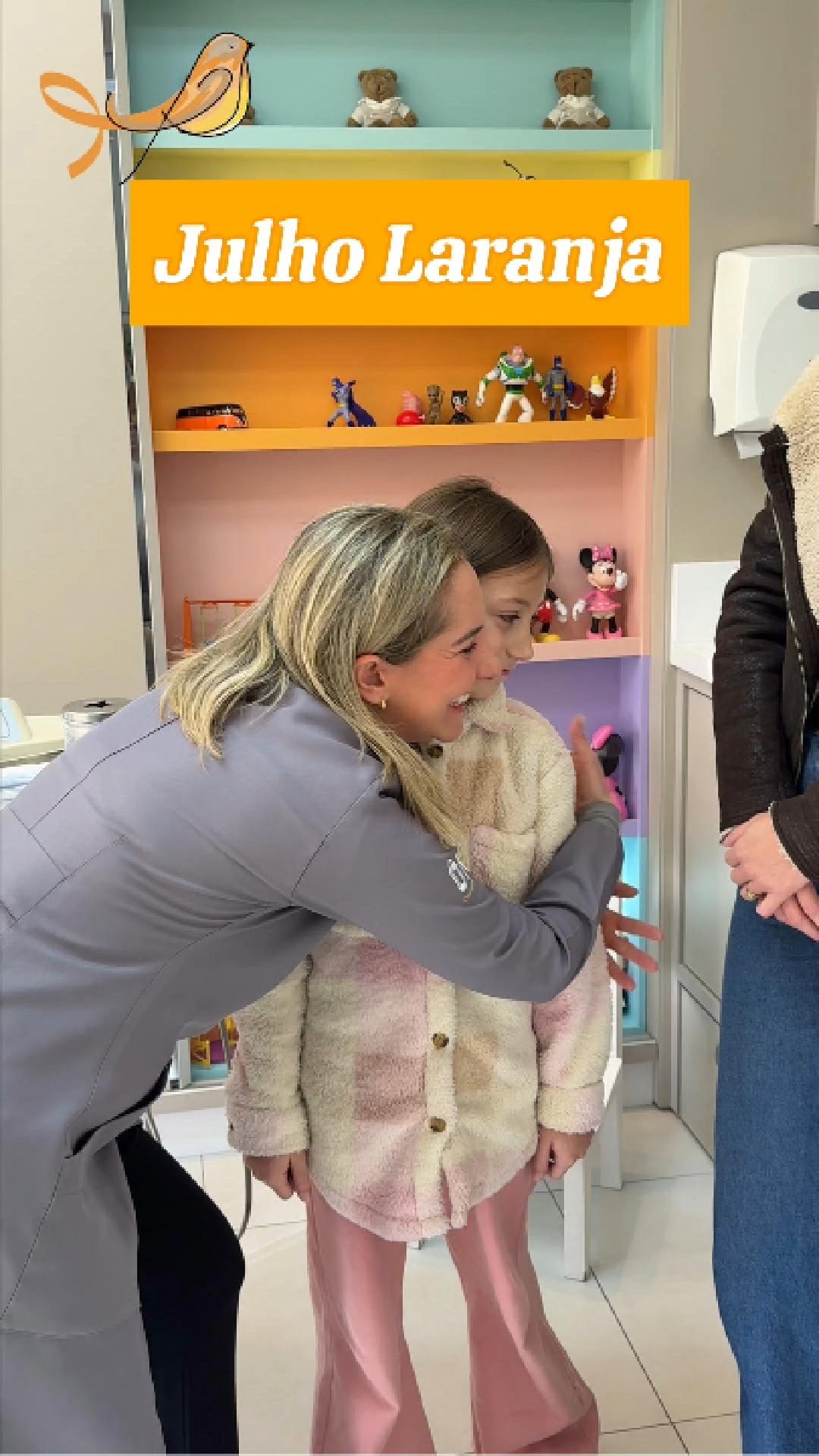 Muitos pais ainda pensam que é cedo demais para levar os filhos ao dentista. Mas, muitas vezes, é justamente esse cuidado precoce que faz toda a diferença no desenvolvimento da criança.
🧡 Ouvir de uma mãe que esse foi um dos melhores investimentos que fizeram pela filha reforça ainda mais a importância de olhar para essa fase com atenção, cuidado e orientação certa.
A avaliação na infância pode ajudar a acompanhar de forma mais próxima o crescimento, a mordida e o desenvolvimento facial no momento ideal.
Se seu filho está nessa fase, chame a Ônix e marque sua consulta com a Dra Andresa.