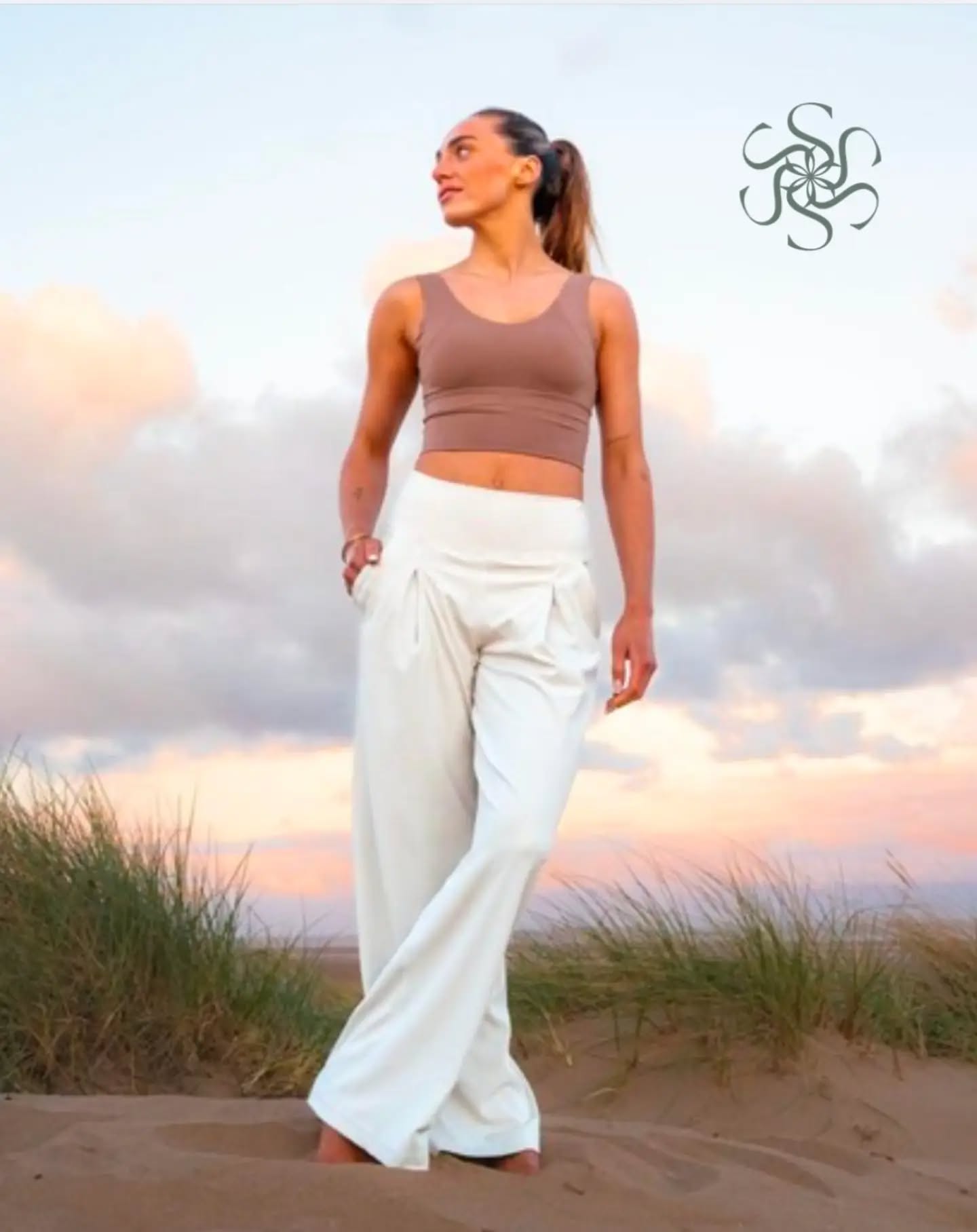 Designed for yoga, travel and everyday wear, these pieces combine relaxed sophistication with conscious production, supporting a slower and more sustainable lifestyle. Ideal for those seeking eco-friendly activewear and slow fashion lifestyle wear.
#yogawearshop #activewearaddict #leisurewear #varley