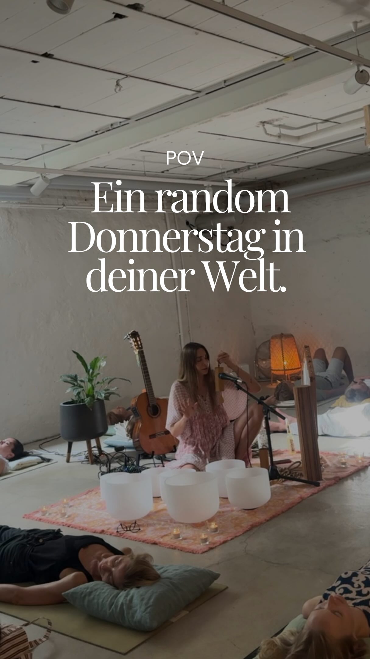 Die meisten von uns spüren ziemlich schnell, wenn ein Raum gut gehalten ist.
Man merkt einfach: Hier kann ich mich fallen lassen. Hier darf ich ganz ich selbst sein. Hier ist es sicher, mich verletzlich zu zeigen.
Diese Gefühl, diese Sicherheit im Raum entsteht nicht einfach durch Zufall, sondern durch die Energie, Präsenz und Führung der Spaceholderin.
Das Schöne ist, man kann lernen einen solchen safen, heilsamen Space zu kreieren.
Gerade wenn du viel wahrnimmst, eine starke Intuition hast und schnell spürst, was unausgesprochen im Raum liegt, denkst du vielleicht: Ich werde schon wissen, was es braucht, wenn es intensiv wird.
Doch Intuition allein genügt oft nicht.
Ich spreche aus Erfahrung. Am Anfang dachte ich, ich folge einfach meiner Intuition und es wird schon gut kommen.
Bis ich durch eine meiner Teachers erkannt habe, dass mir trotz meiner messerscharfen Intuition wichtiges Wissen fehlte, um Menschen sicher und traumasensibel durch intensive Prozesse zu begleiten.
🌹 Ich habe ein kurzes Quiz entwickelt, mit dem du herausfinden kannst, wo du auf deiner Spaceholder Journey stehst und welches Fundament dir vielleicht noch fehlt.
Kommentiere ARCHETYPE und ich schicke dir den Link.
Much Love,
Astrid
#Spaceholder #zeremonie #medicinewoman #healing #soundhealer