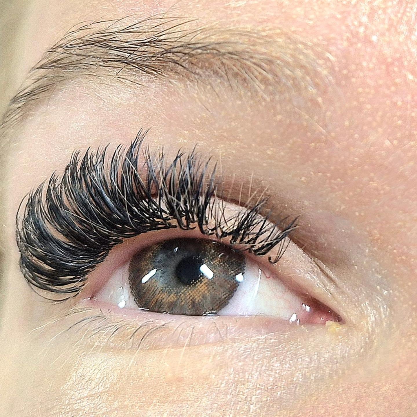 Wet lashes look.. #vippeekstensionsrøa #vipperextensionsoslo # vipperoslo # vipperullern #vipperhøvik #wetlasheslookoslo #volumvipperoslo