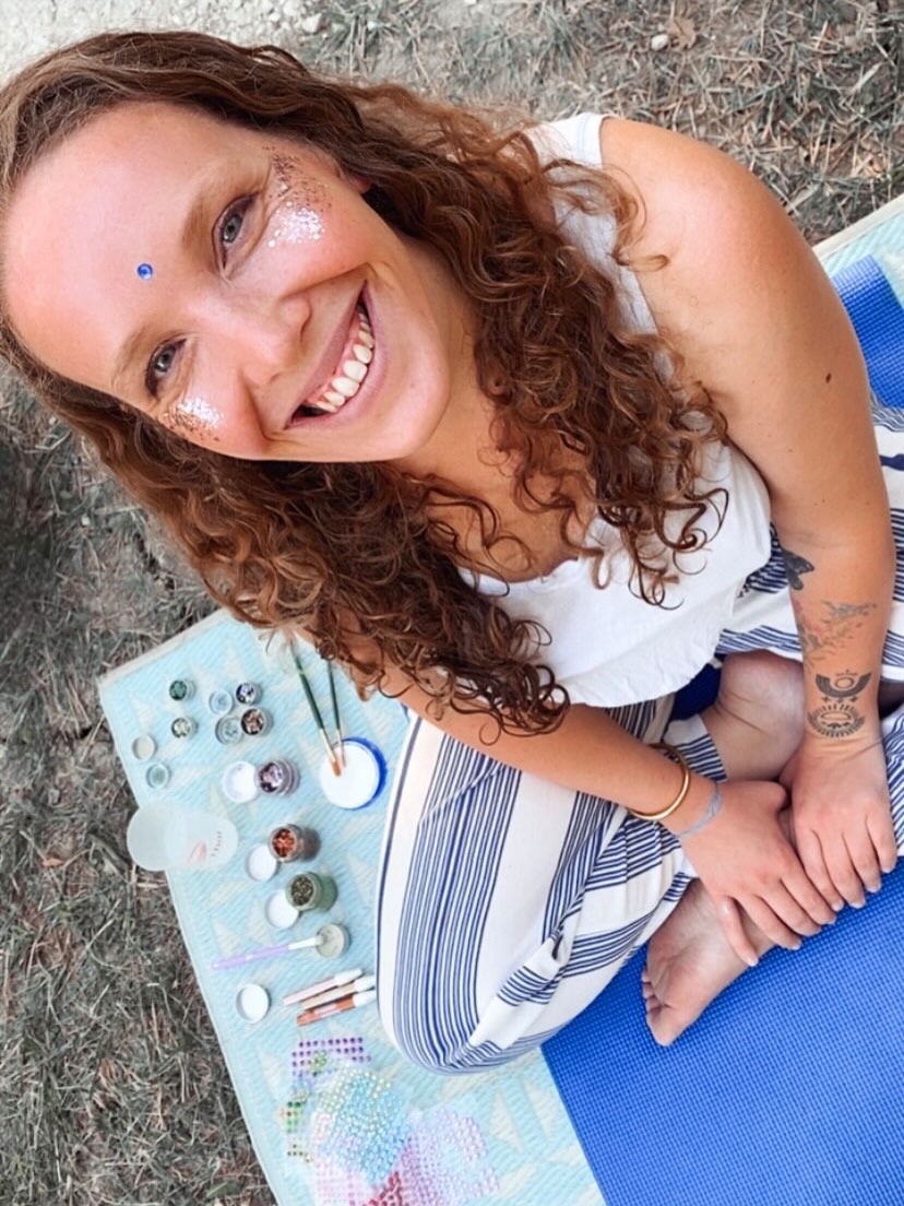 • SHINE •
Mettre des paillettes et de la couleur sur tous ces visages à été un vrai cadeau pour moi !
Merci encore @cecile.herault de m’avoir offert cette place dans le @festithai ✨✨✨✨
Et merci @sisilapaillette pour le shining au naturel et biodégradable !