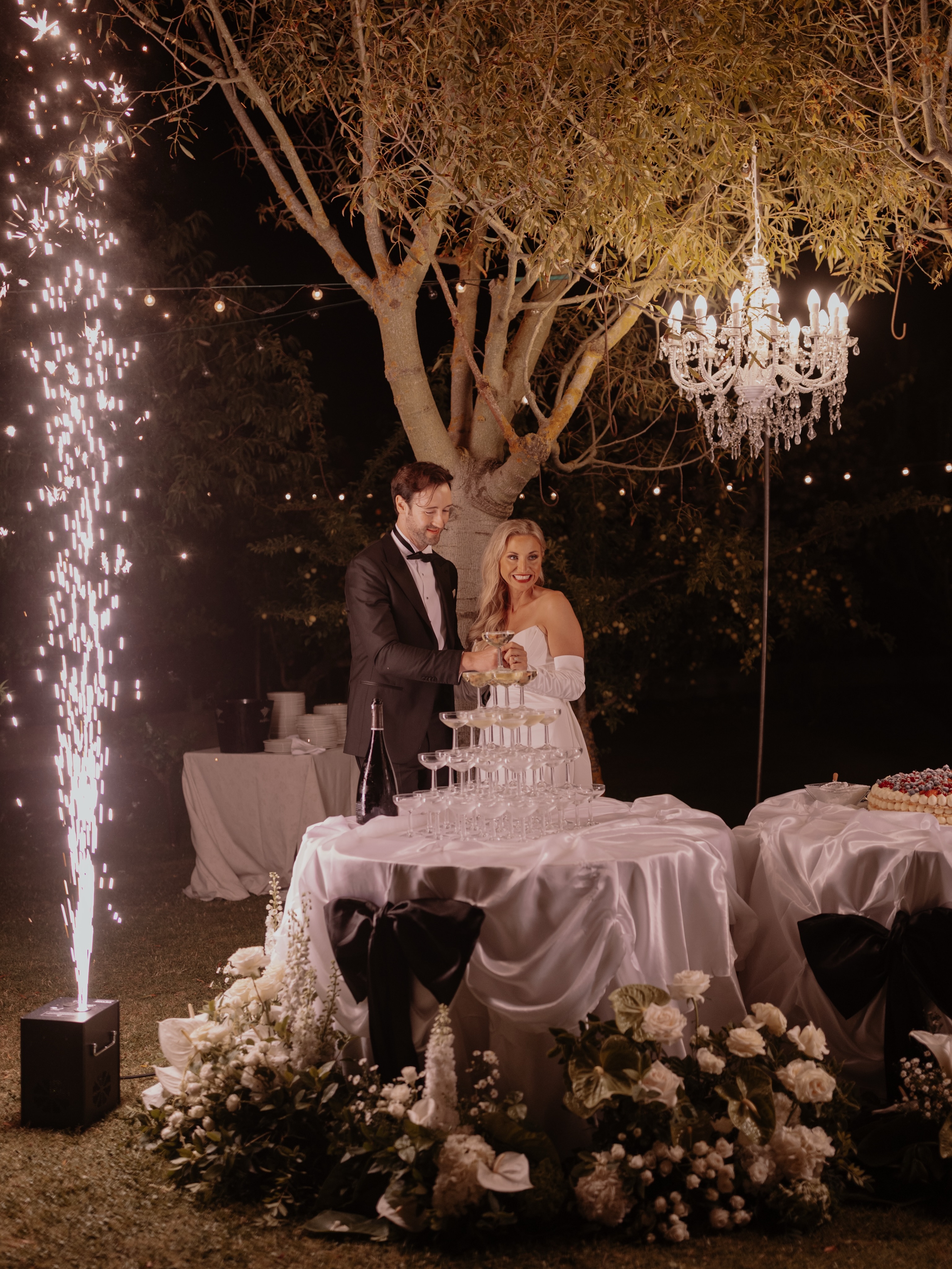 Champagne towers at weddings?
Are you a yes? Or a no?
My tower was @vignetizanatta Kelu which is a version of Sardinian Prosecco using fermenting Vermentino grapes! Delicious!
📍 @sollastu_restaurant @hotel_ollastu_resort
#wedding #sardinianwedding #iconic