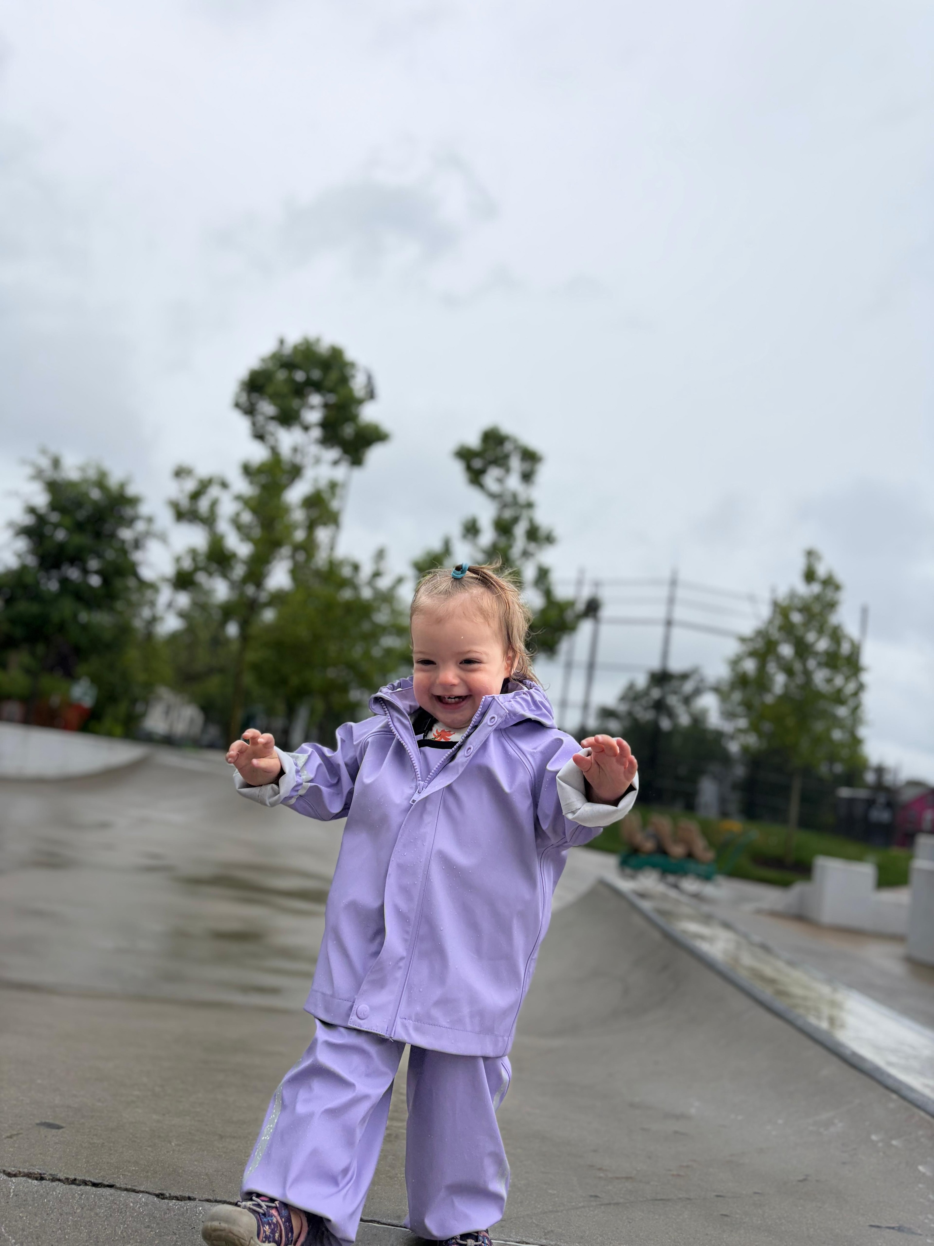 It’s a great day for puddle stomping! We explored all the different ways that water moves ☔️ How does rain flow through drains, how does it ripple, and how does it fall from the sky?
