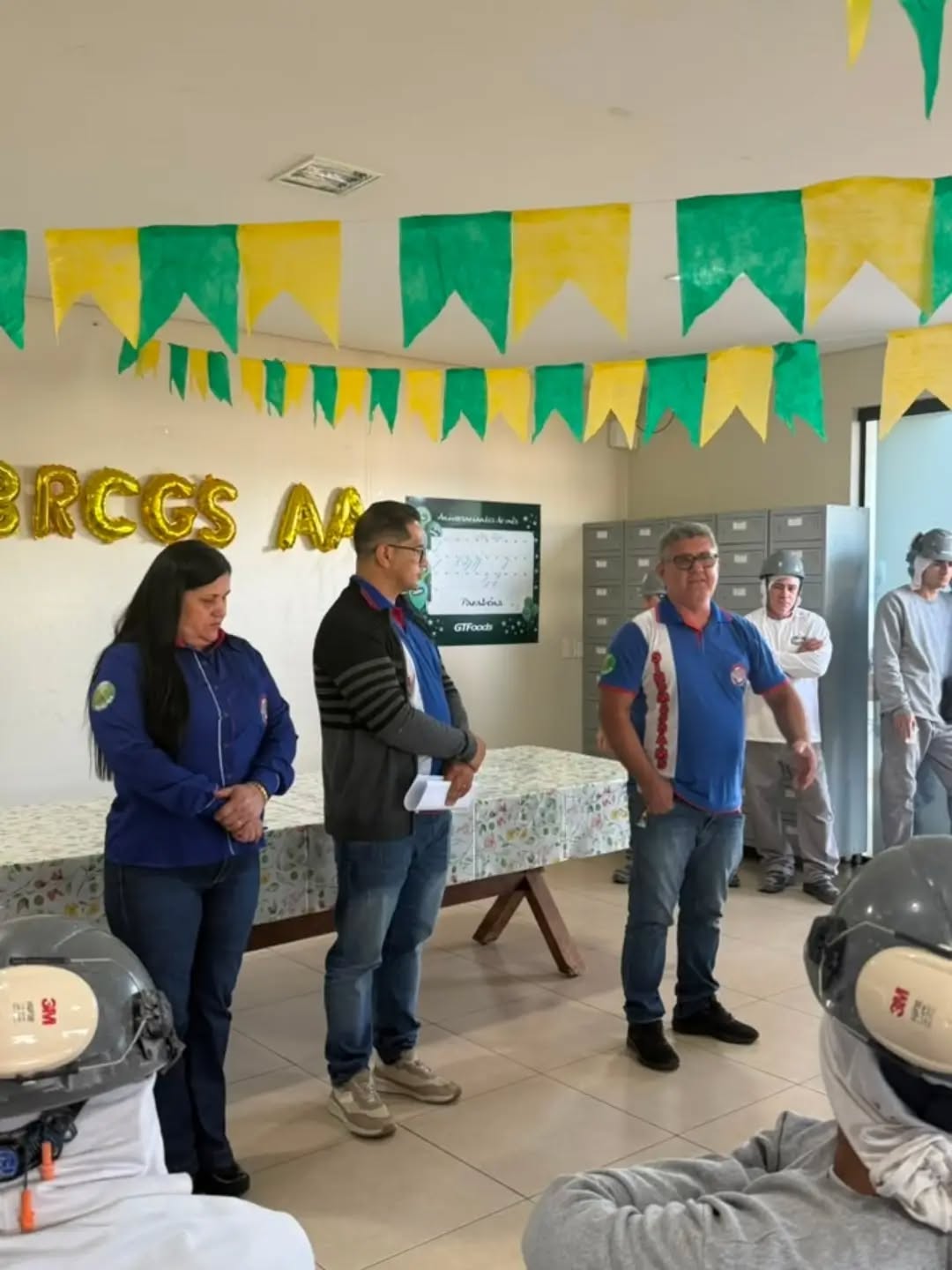 🗞️ Giro de Notícias Sindimassa
A mobilização da categoria segue firme!
Ontem (7/07), o SINDMASSA MS realizou a primeira assembleia na unidade da Lorenz, em Mundo Novo (MS), para dar o pontapé inicial nas discussões da Campanha Salarial 2026/2027.
O encontro foi um momento essencial de diálogo, onde os trabalhadores puderam conversar sobre a pauta de reivindicações e deliberar sobre os valores para o reajuste salarial deste novo ciclo.
A participação ativa de cada trabalhador é o que fortalece a nossa luta por melhores condições e valorização profissional.
Seguimos juntos, construindo o futuro da nossa categoria com transparência e diálogo constante.
Fique atento às próximas etapas e participe!
#Sindimassa #MundoNovo #MatoGrossodoSul #Lorenz #CampanhaSalarial TrabalhadoresUnidos GiroDeNoticias ValorizaçãoProfissional