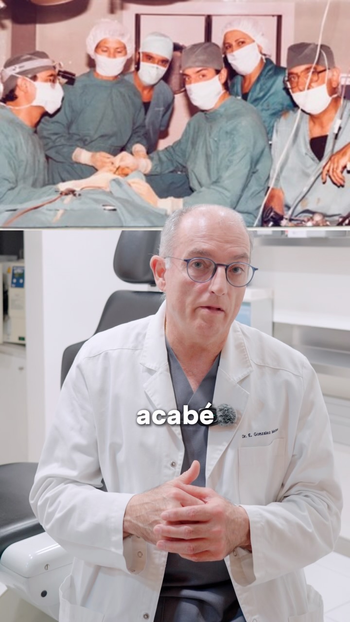 Detrás de cada cirujano hay una historia que lo cambia todo. Hoy el Dr.Gonzalez nos cuenta cómo empezó la suya 🥹🩺👇
Tuve la inmensa suerte de crecer con la medicina en casa: mi padre era anestesista. Él trabajaba mano a mano con el Dr. Tresserra en el Hospital Infantil de Barcelona, y como yo desde crío sabía que quería ser cirujano, mi padre me llevaba a ver las sesiones quirúrgicas.
La primera vez que vi operar al Dr. Tresserra... simplemente aluciné. 🧠✨
Era un cirujano único. Su destreza era tal que utilizaba las dos manos por igual; verle trabajar en quirófano era una auténtica maravilla. Aquello me impactó tanto que me marcó para siempre.
En el año 1983, en cuanto terminé la carrera de medicina, pasé a formar parte de su equipo y estuve a su lado, aprendiendo y operando con él, hasta que tristemente nos dejó.
De él no solo aprendí la técnica más rigurosa para abordar la cirugía de fisura labiopalatina, sino también la entrega absoluta y el respeto hacia cada paciente y su familia.
Hoy, en nuestra clínica en Barcelona, ese legado de excelencia, precisión y amor por la profesión sigue más vivo que nunca. Es el motor con el que cuidamos de tu sonrisa cada día. ❤️
💬 ¿Quién fue esa persona que os inspiró a elegir vuestra profesión o vuestro camino en la vida?
Nos encantará leer vuestras historias en los comentarios.
#FisuraLabioPalatina #CirugiaMaxilofacialBarcelona #HistoriaDeVida #MedicinaBarcelona #ClinicaTresserra