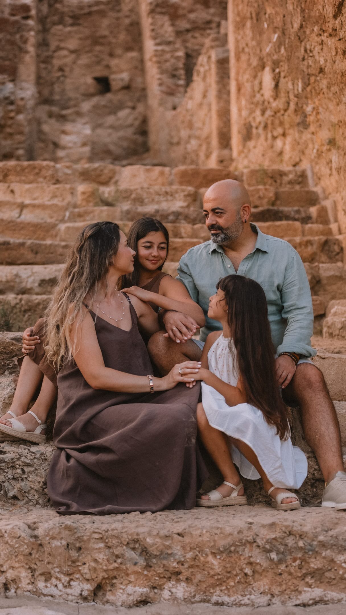 This wasn’t planned.
We came to explore an ancient city…
…and somehow ended up with some of my favourite family photographs we’ve ever taken.
Maybe that’s the magic of travelling.
Maybe it’s the magic of slowing down.
Either way, these are memories I’ll hold onto forever🧡