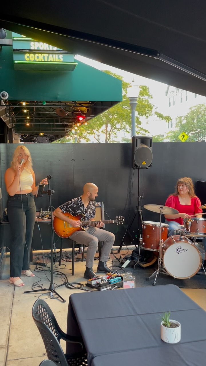 If you love live music, a summer breeze, and decadent bite to eat, you should be at the carvery. Grab a craft cocktail while you’re at it 🥂
.
.
.
#thecarvery #dtlb #shannonscorner #craftcocktail #thecarverylb