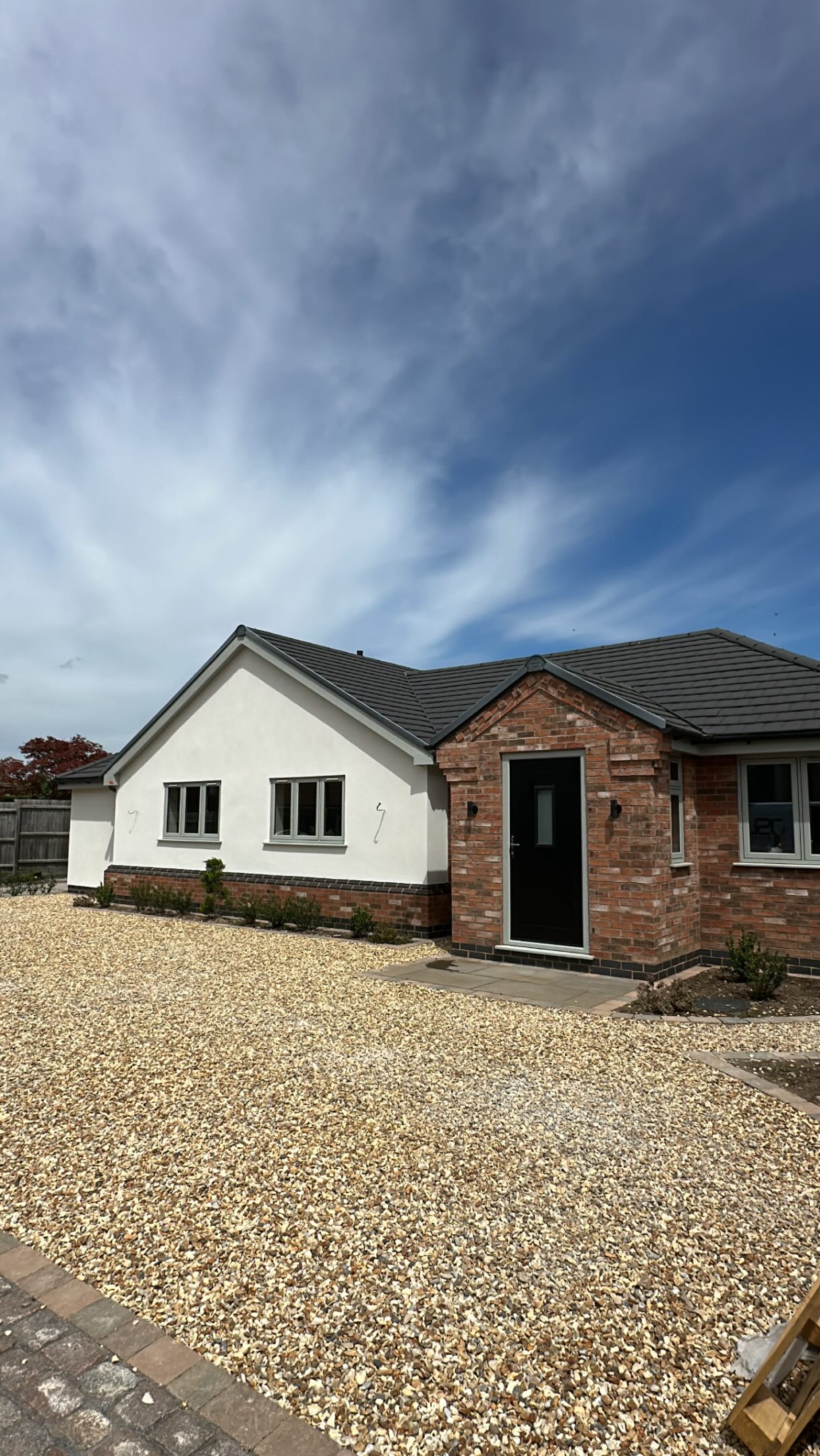 What a transformation! 🙌
The fresh silicone finish has completely lifted the appearance of this property whilst complementing the brickwork detailing beautifully.
Finished using Johnstone’s Silicone Finish in Cushion White - A perfect choice for a timeless finish.
A brilliant project to have been apart of! From the internals to the externals! 💪🏻
#siliconerender #colouredrender #sprayrender #nottinghamshire #plastering