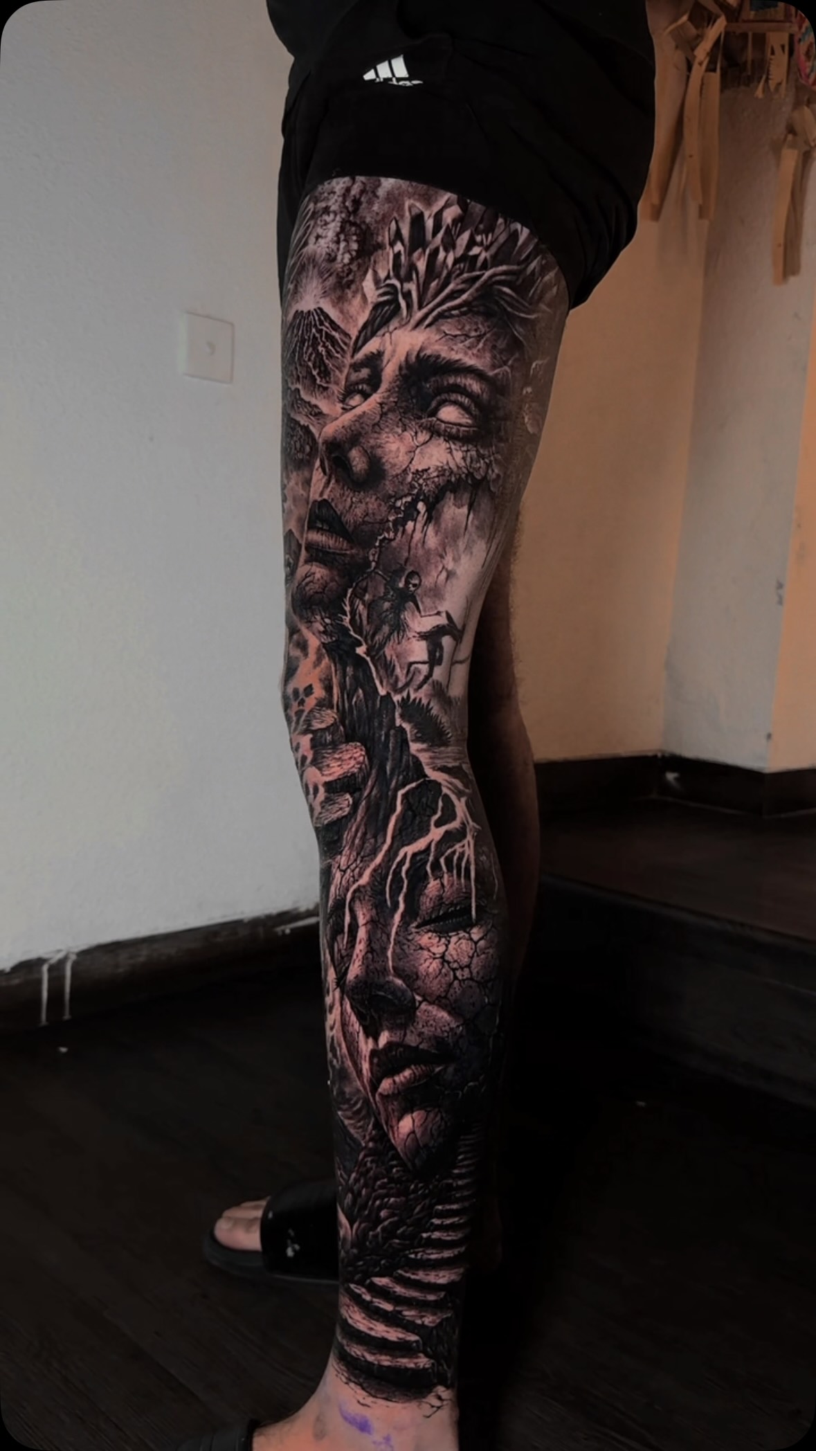 DARK REALISM LEG SLEEVE DONE - 2 ARTIST 2 DAYS
www.notoriousinkbali.com
#BlackAndGreyTattoo #RealismTattoo #bali #LegSleeve #balitattoo