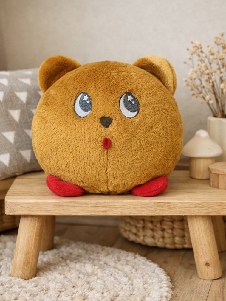Voici LouLou Ours 🧡
Sûr de lui, fier comme tout, il avance toujours avec une petite confiance tranquille.
C’est le grand artiste de la bande : appliqué, rêveur, et très attaché à ce qu’il crée. Il adore qu’on admire son travail… et il n’est jamais contre un compliment ou deux 🫢
Un compagnon tendre et rassurant 🥰
#ourspeluche #madeinfrance #newcollection #plushes #chateauroux