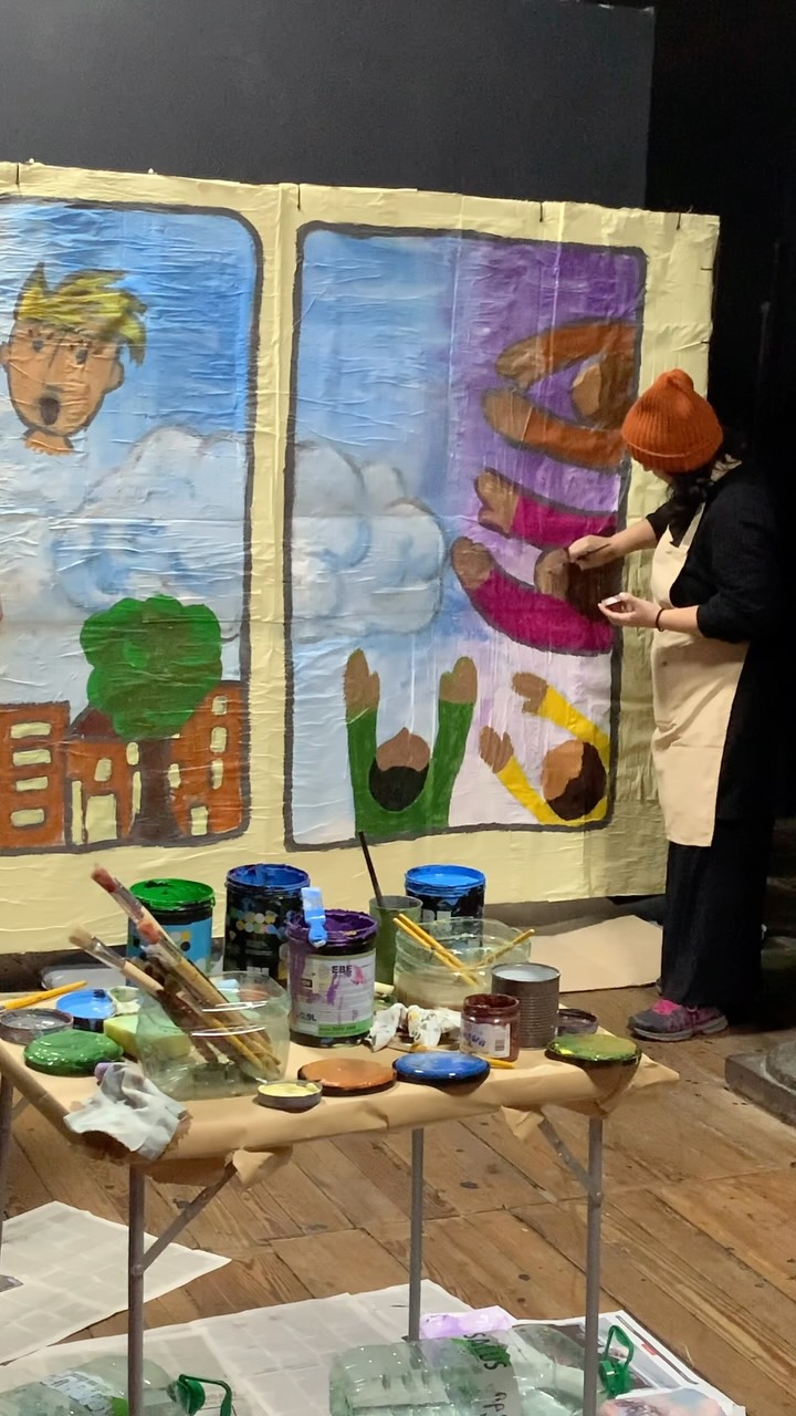 🎨 Con la creación de un mural itinerante cerramos el primer ciclo de la Plataforma Huella Urbana.
Durante varias semanas compartimos encuentros, creatividad, reflexión y construcción colectiva. El resultado es una obra que invita a pensar en los cuidados, los vínculos y las herramientas que nos ayudan a transitar los momentos difíciles. 🫂
💛 Gracias a todas las personas que fueron parte de esta experiencia.
La experiencia continúa: el pasado 29 de junio comenzó un nuevo ciclo de Huella Urbana, junto a Vivian Alterwain y Lia Jaluff. Una nueva oportunidad para crear, compartir y construir colectivamente.
¡Estás a tiempo de sumarte, te esperamos!