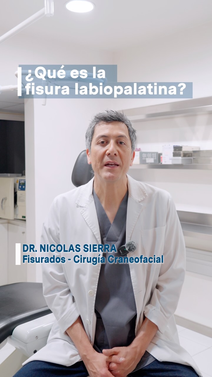 ¿Sabías cómo se forma el rostro de un bebé?
Aunque parezca magia, a veces el proceso nos deja un gran reto por delante👶👇
Mucha gente nos pregunta en la clínica qué es exactamente la fisura labiopalatina, y la respuesta es más visual de lo que imaginas. Durante el embarazo, la carita del bebé se va formando por “piezas” que se van uniendo poco a poco.
Cuando esas piezas no llegan a juntarse del todo en la barriga de la mamá, se produce una falta de unión. El resultado al nacer es una fisura que puede afectar de distintas formas:
Solo al labio.
A la encía.
Al paladar.
O a todas estas partes a la vez.
Verlo por primera vez puede asustar a los padres, pero en nuestro centro especializado en fisura labiopalatina en Barcelona siempre les transmitimos el mismo mensaje: con el diagnóstico correcto y una cirugía precisa en manos expertas, los resultados son increíbles.
Podemos devolverle a tu bebé la función y la sonrisa que merece. ❤️
Si estás en Barcelona o alrededores y necesitas asesoramiento experto y un equipo humano que te acompañe en cada paso, no dudes en escribirnos.
💬 ¿Conocías esta forma de explicar la fisura labiopalatina? Cuéntanos en los comentarios si te ha ayudado a entenderlo mejor.
#FisuraLabioPalatina #FisuraPalatina #CirugiaPediatricaBarcelona #fisuralabial #OdontologiaBarcelona