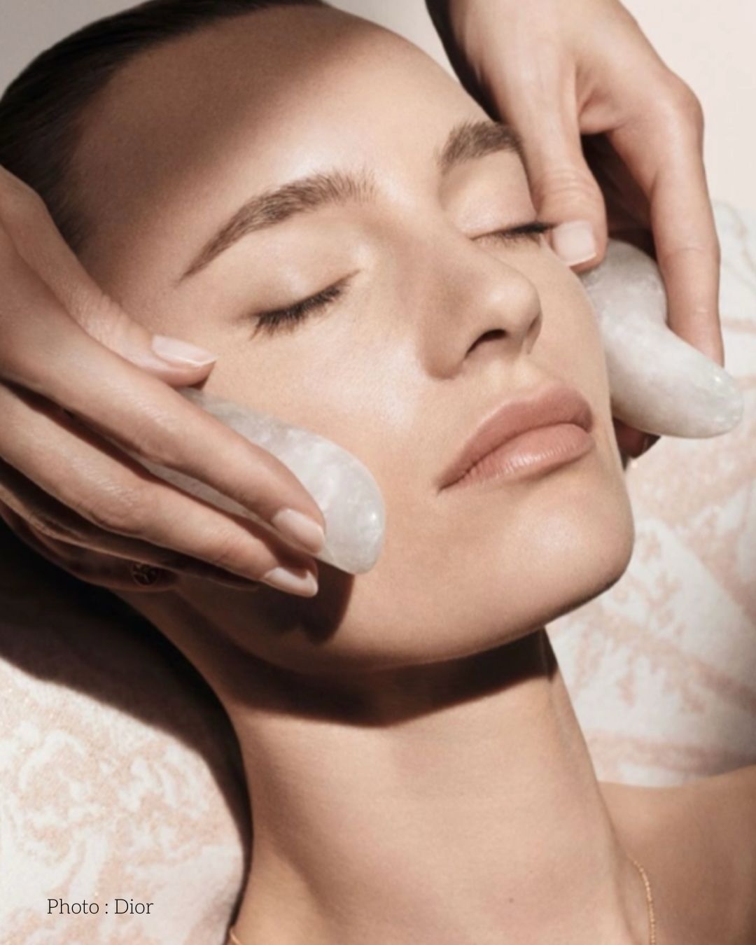 ✨ MILKY QUARTZ Un outil de massage pour le visage d’exception
Et si le secret d’une peau éclatante se cachait dans une pierre ?
Depuis toujours, les pierres semi-précieuses occupent une place particulière dans l’univers du bien-être et de la beauté.
C’est dans cet esprit que ces outils de massage visage en quartz laiteux ont été spécialement créés pour Dior : un rituel holistique, raffiné et moderne.
🤍 Lisser les traits
🤍 Drainer en douceur
🤍 Révéler l’éclat naturel du visage
Un geste de soin, une expérience sensorielle, un moment unique et mémorable.
📍 Découvrez le rituel dans les spa Dior dès maintenant
#DiorBeauty #MilkyQuartz #RituelVisage #Skincare #Bienêtre