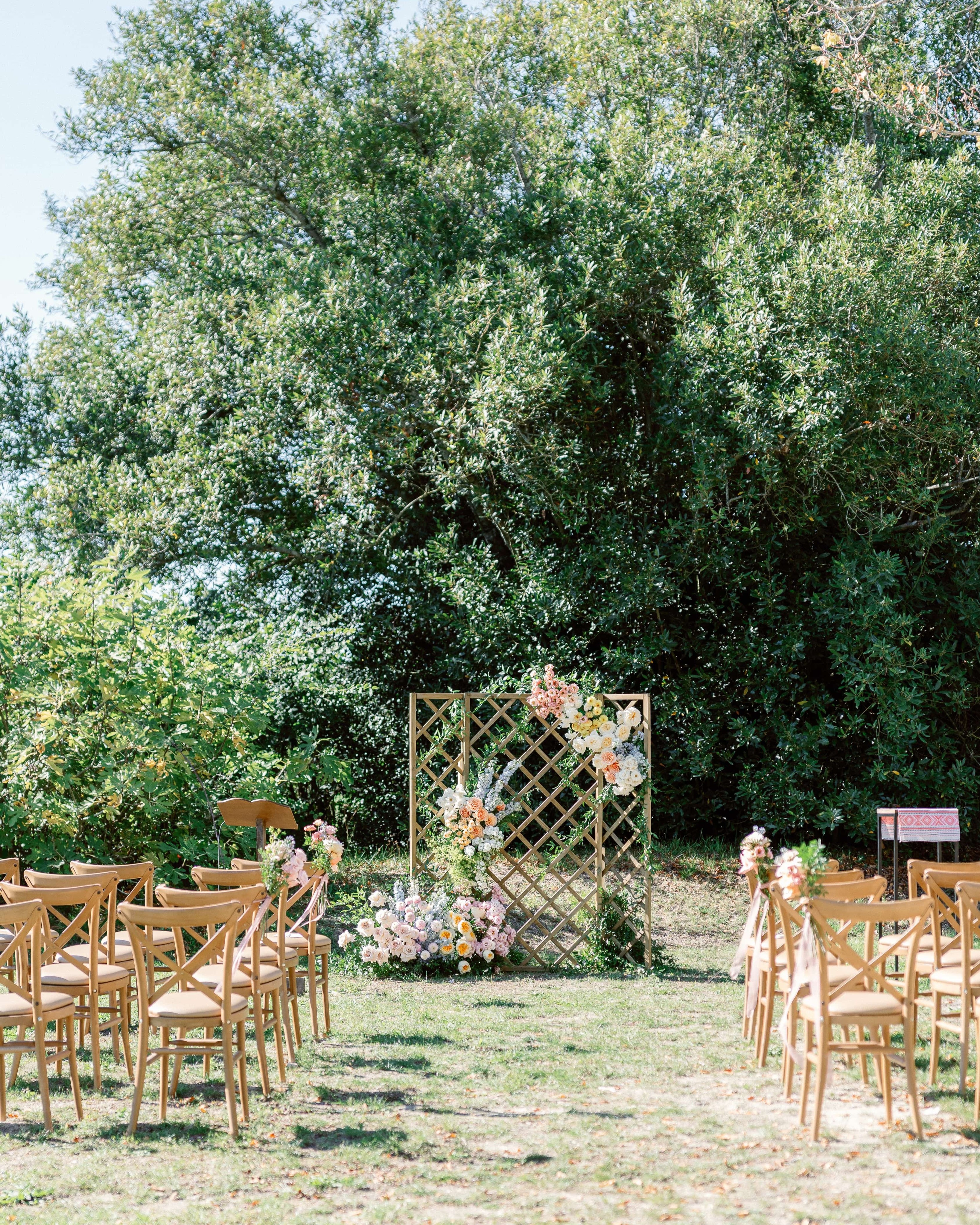 Le lieu est prêt. Il ne manque plus que leur "oui". 🤍
Chaque cérémonie laïque est pensée pour raconter une histoire unique.
Avant l'arrivée des invités, chaque détail est minutieusement installé : l'alignement des chaises, la mise en valeur de l'allée, l'arche fleurie, l'harmonie des couleurs... Rien n'est laissé au hasard.
Mon rôle est de coordonner l'ensemble avec les différents prestataires afin que tout soit parfaitement en place au moment où les mariés découvrent cet espace imaginé pour eux.
Parce qu'une cérémonie est bien plus qu'un décor : c'est le théâtre des émotions, des regards échangés, des promesses et des souvenirs qui resteront gravés pour toujours.
Chez Hamon Events, chaque installation est réalisée avec exigence, discrétion et une attention particulière portée aux moindres finitions, pour offrir un moment aussi beau que serein.
✨ Une cérémonie où chaque détail compte.
Lieu de réception : @gite_luxe
Photographe : @clemencearesu_weddings
Floral And Wedding designer : @agellosevent
Wedding planner : @hamon.events
Traiteur : @les_gastronhome_perigourdins
Mobilier : @chapiteauxenperigord
Coiffure : @lesalondevalerievillereal
Maquillage : @lepetitsalonvillereal
DJ : @alliance_animation
Wedding cake : @patisserie_rodot_villereal
#WeddingPlanner #WeddingPlannerFrance #WeddingPlannerDordogne #CeremonieLaique #MariageEnDordogne #MariageChampetre #MariageElegant #OrganisationMariage #WeddingDesign #FrenchWedding #DestinationWeddingFrance #HamonEvents #WeddingCoordinator #WeddingInspiration #Mariage2027