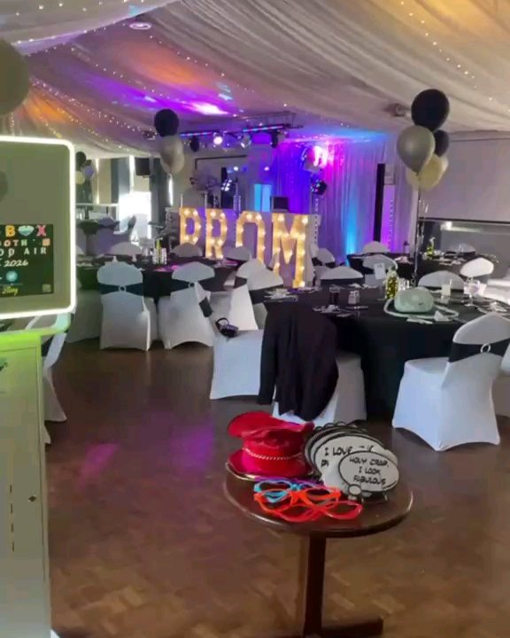 Prom Season @baines_hall_elland
Featuring the New Selfie Pod Air
Personalised tower welcoming gretting screen for full brand & event activation production. Taking your event that one step cloase to CaptureYourStory
What an amazing night of awards and school leavers in the Peak Heat 🥵🔥
Love pictures, love videos, love StoryboxPhotobooths.
Www.StoryboxPhotobooths.co.uk
#photobooth #trending #viral #newproduct #selfie