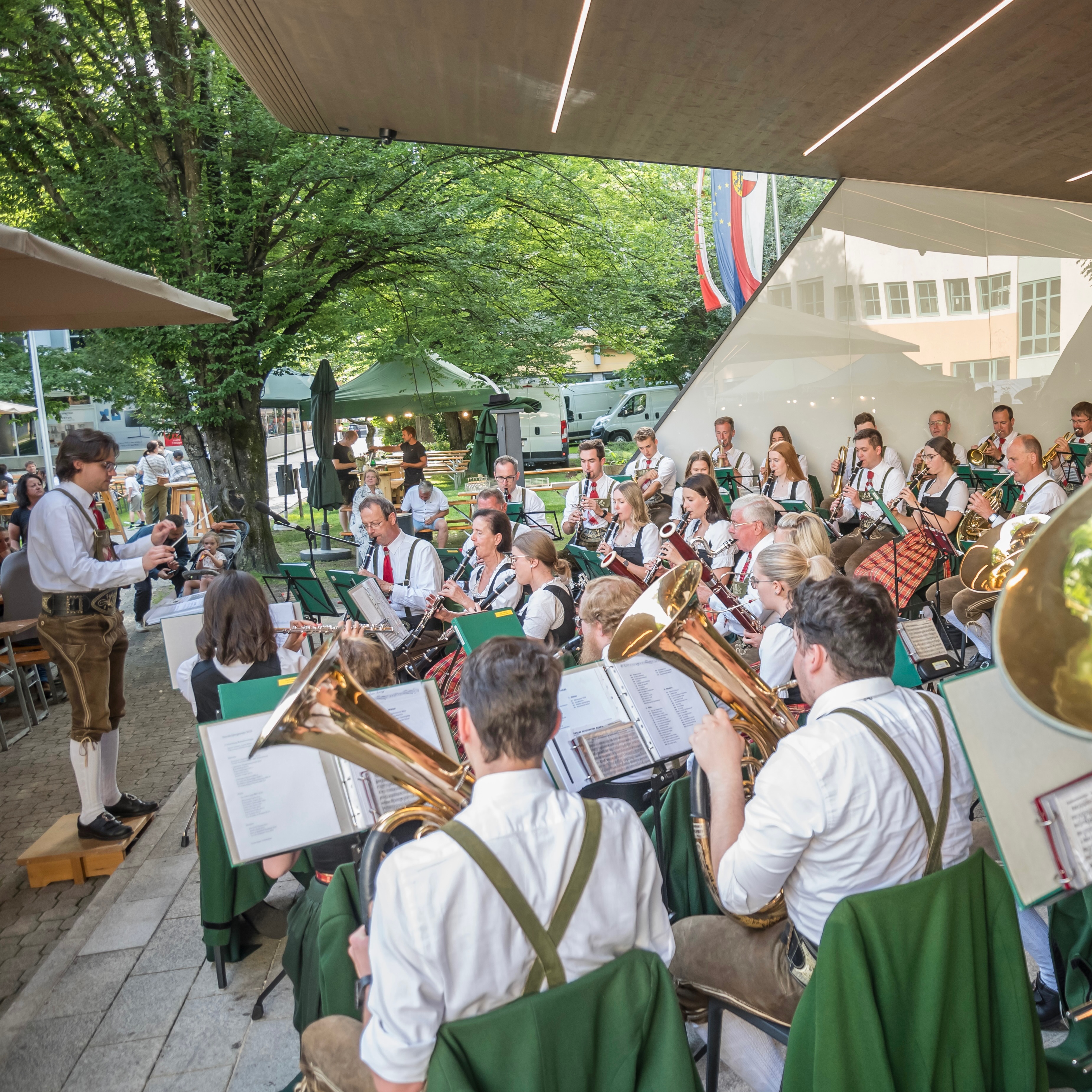 Freunde treffen, Wein probieren und nebenbei ein bisschen den Klängen der Bauernmusi zuhören? Klingt nach einem ziemlich guten Plan. 😉
Am kommenden Freitag spielen wir ab 19:00 Uhr beim Weinfest und freuen uns auf viele bekannte Gesichter.
Bis dann! 🎶🍷
📸 Andreas Boldt