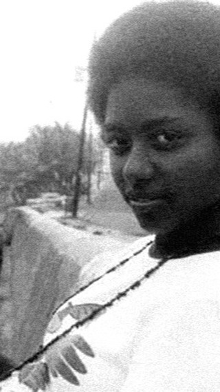 ✨Durante este tiempo, la abogada y exsenadora, Ana Irma Rivera Lassén @riveralassen se ha dedicado a recopilar material sobre la historia de los feminismos afrodescendientes en Puerto Rico y el Caribe y la creación de organizaciones afrofeministas que han impactado la política pública en la historia de nuestro país.
En colaboración con Centro PRAFRO, Ana Irma propone desarrollar un archivo
sobre las gestiones, publicaciones o trabajos que ha realizado como líder o participante de esos movimientos en diversas organizaciones y en puestos ocupados. El trabajo realizado mostrará la visión interseccional que tiene su actividad de vida y en los temas que ha desarrollado. El archivo de materiales mostrará la diversidad de temas en los que la abogada ha trabajado a lo largo de los años.
Conversamos con ella sobre ese camino andado y esto fue lo que nos contó.
#centroprafro