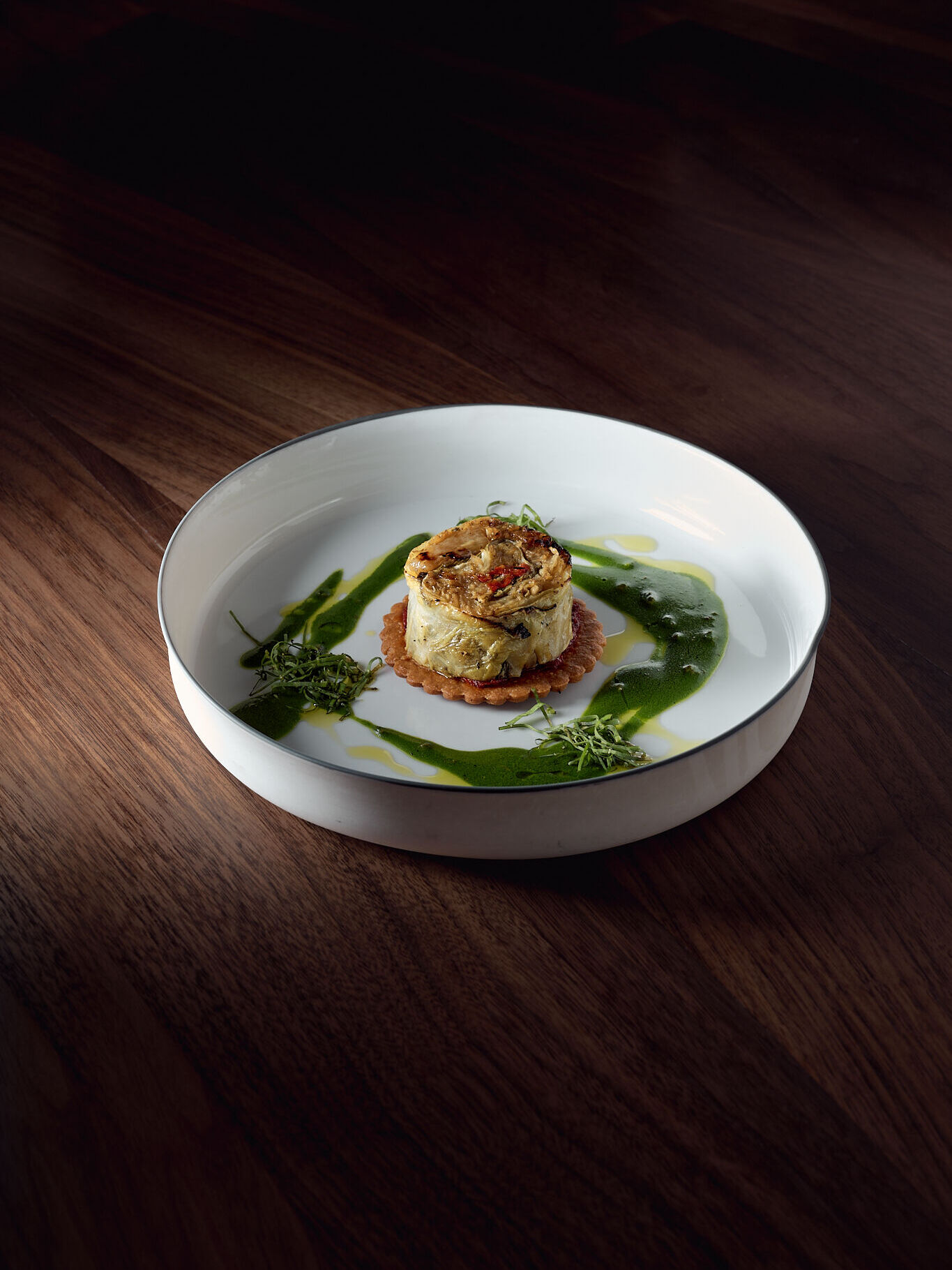 Chou pointu, oseille, vadouvan, coulis vert aux herbes. 🌿 Une tarte fine comme une carte postale de l'été — acidulée, parfumée, avec cette chaleur douce du vadouvan qui s'attarde. Le genre d'assiette qu'on ne commande pas, qu'on reçoit — et qu'on n'oublie pas.
____
Spitskool, zuring, vadouvan, groene kruidencoulis. 🌿 Een fijne tart als een zomerse ansichtkaart — zuurachtig, geurig, met de zachte warmte van de vadouvan die blijft hangen. Het soort bord dat je niet bestelt, maar ontvangt — en niet vergeet.
____
Pointed cabbage, sorrel, vadouvan, green herb coulis. 🌿 A fine tart like a postcard from summer — tangy, fragrant, with the gentle warmth of vadouvan that lingers. The kind of dish you don't order — you receive it. And you don't forget it.
#menssa #lesgrandestablesdumonde #michelinbelgique #50bestdiscovery #gaultmillau
Menssa by @christophe.hardiquest
💻 www.menssa.be
✉️ restaurant@menssa.be
☎️ +32 2 346.66.15
📍 Avenue de Tervueren 453, 1150 Bruxelles
📸 @anthonyflorio
@enguerrand_moura @nico.beaudey @dessartjulie @madison_mtn @elliot.deconinck