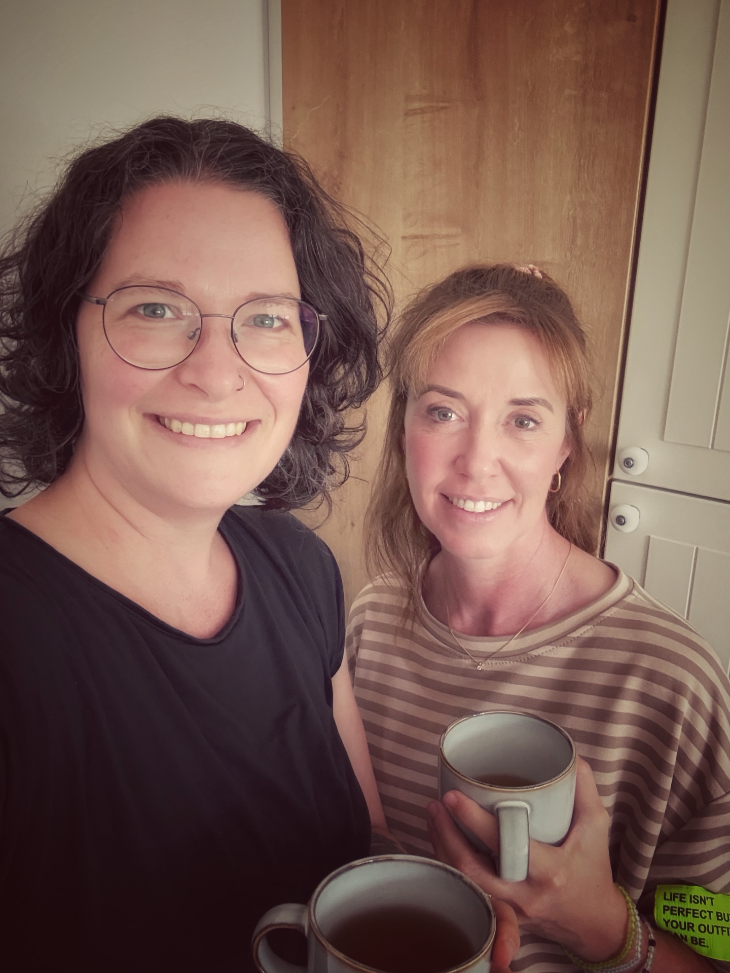 Manchmal hält das Leben wirklich schöne Geschichten bereit. 🤍
Unsere gemeinsame Geschichte begann vor vielen Jahren auf der Yogamatte. Damals begegneten wir uns als Yogalehrerin und Yogaschülerin. Mit der Zeit ging jede ihren eigenen Yogaweg und unsere Wege kreuzten sich später erneut, als eine Vertretung für Yogakurse gesucht wurde.
Heute sitzen wir zusammen, trinken einen Tee, tauschen Ideen aus und freuen uns beide auf das, was vor uns liegt.
Denn wir haben beide einen Traum verwirklicht.
🧘♀️ Maike mit dem BalanceWerk.
🧘♀️ Anke mit dem YOGAyoga-Haus.
Und weißt du, was uns immer wieder bewusst wird?
Wir haben uns nie als Konkurrenz gesehen. Im Gegenteil.
Wir freuen uns füreinander. Wir inspirieren uns. Und wir sind überzeugt, dass es niemals zu viele Orte geben kann, an denen Menschen Yoga erleben dürfen.
Jeder Mensch ist anders. Und jede Yogalehrerin bringt ihre ganz eigene Energie, ihre Erfahrungen und ihre Persönlichkeit mit. Genau deshalb wird es auch nie „das eine richtige Studio“ geben.
Vielleicht fühlst du dich im BalanceWerk zu Hause.
Vielleicht im YOGAyoga-Haus.
Vielleicht möchtest du sogar beide Welten kennenlernen.
Und genau das ist doch das Schöne.
Es ist genug für alle da.
Genug Raum.
Genug Möglichkeiten.
Genug Menschen, die ihren ganz eigenen Yogaweg finden dürfen.
Deshalb freuen wir uns riesig, dass Wissel ab diesem Jahr gleich zwei Orte hat, an denen Yoga gelebt wird.
Wenn du Yoga schon lange einmal ausprobieren wolltest, dann komm vorbei.
Ob im BalanceWerk oder ab September im YOGAyoga-Haus – wir freuen uns darauf, dich kennenzulernen und ein Stück auf deinem Yogaweg begleiten zu dürfen.
Also aufgepasst: Wissel wird zum Yoga-Dorf. 🌿
Und wir freuen uns von Herzen, wenn du ein Teil davon wirst.