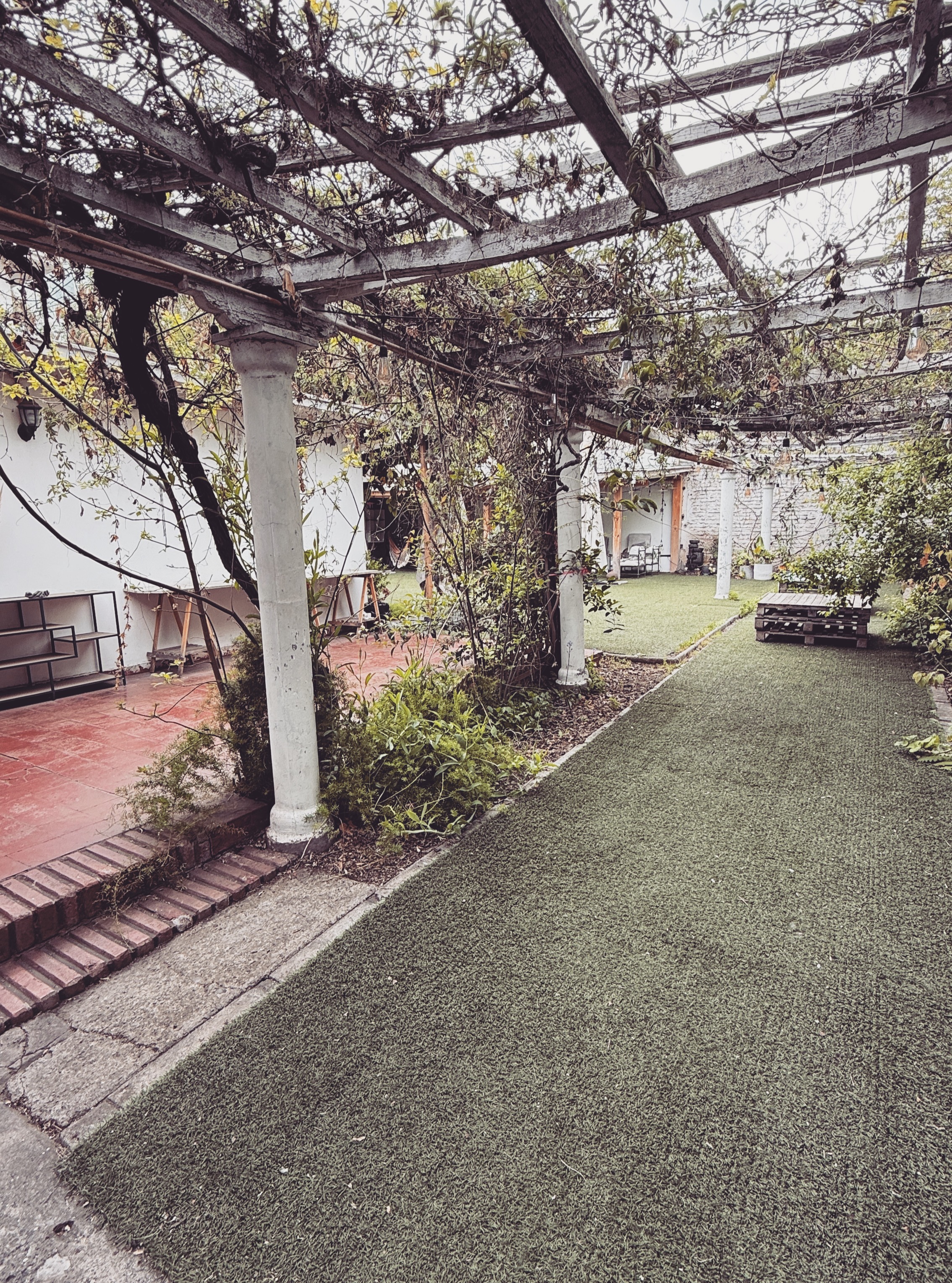 Un terreno en pleno sector de Metro Tobalaba, con potencial para servicios profesionales, equipamiento... o un proyecto inmobiliario. 📍 A pasos de Metro Tobalaba, Pte. Errázuriz. Terreno de 720 m², construcción de 280 m² (año 1950), zona EAm1. Casa con nueve espacios para distribuir entre privados, sala de reuniones y planta libre. 7 estacionamientos + 1 para personas con discapacidad. Posibilidad de ampliar el paño junto a vecinos. 💰 Precio de venta: UF 30.000. ¿Tienes un proyecto en mente para este tipo de ubicación? Cuéntanos en los comentarios. #NSRProperties #Santiago #VentaPropiedades #LasCondes