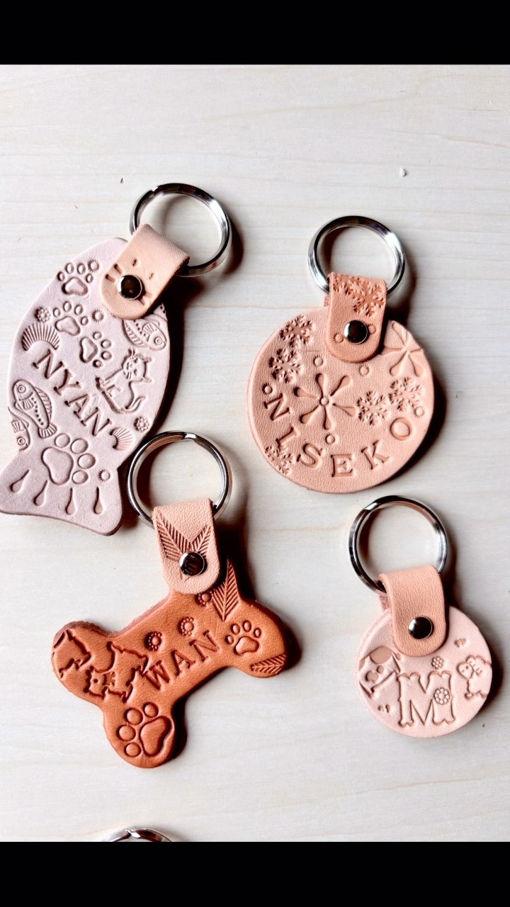 Leathercraft Workshop🔨 New Workshop: Charm Making
.
トントンまつり🔨
新しいメニューできました
選べるチャーム 2コセット 🧡🦴🐟🟠
.
お土産に
わんちゃん、猫ちゃんのネームタグに
いろいろどうぞ😊