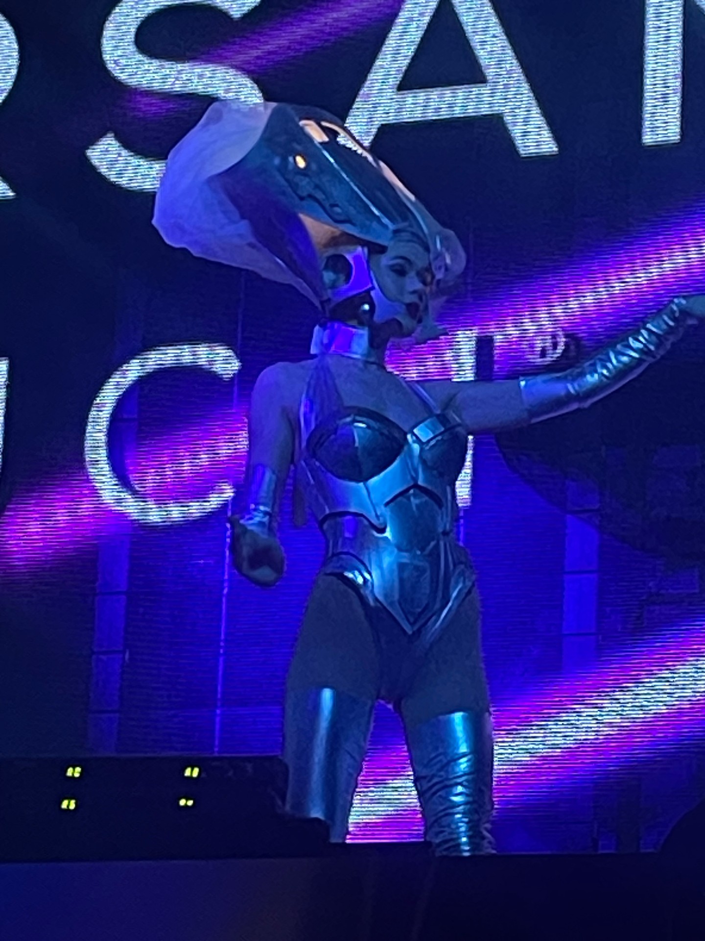 Silver android fantasies beckon you to the dance floor!
Our elaborately costumed dancers immerse you in another world.
#CassidyHaleyProductions #SpaceFantasy #NYC #ExperientialDesign #ImmersiveEntertainment