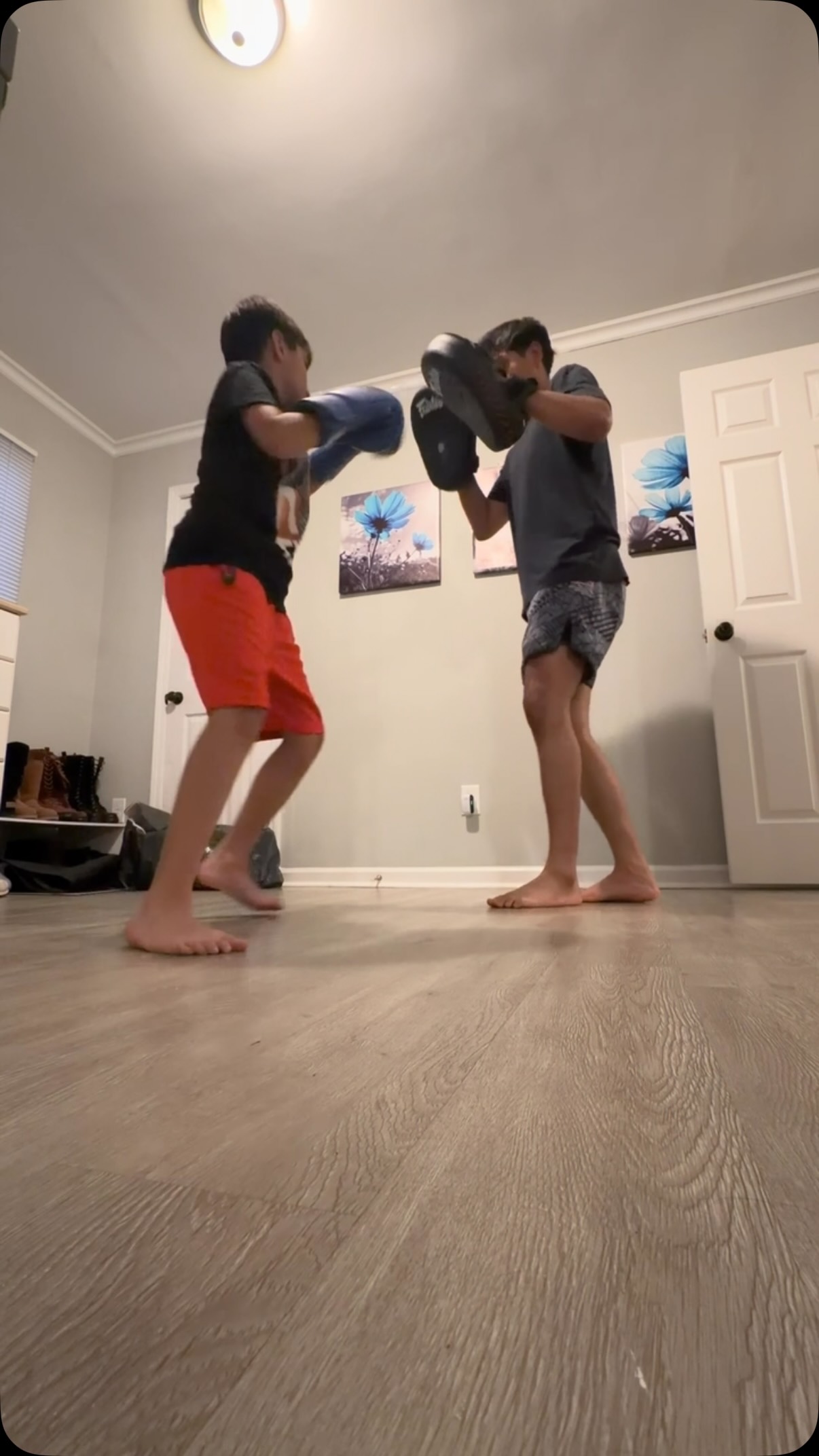 Everyday has an opportunity to learn something new! First time learner here getting conditioning pad work 💥🥊
All beginners are welcomed to learn something new!! Reach out to me!
Like and share our content 💯