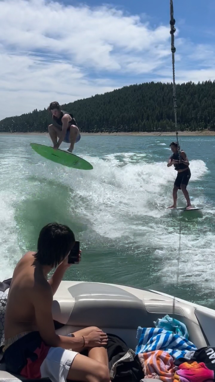 We had such a wonderful time with the BC Wakesurf Team last weekend! ๐ Huge thanks to everyone who helped make it such a great success, from the riders and coaches to the volunteers, parents, and supporters. Weekends like these are about so much more than riding. Theyโre about learning, encouraging one another, building friendships, and sharing a passion for being on the water. It was amazing to see everyone pushing themselves, cheering each other on, and having so much fun. Canโt wait to see what the rest of the season brings!
๐๐โโ๏ธ
@bc_wakesurf_team @shuswapsnb @wswbc @phase5wakesurfers #h2oschool