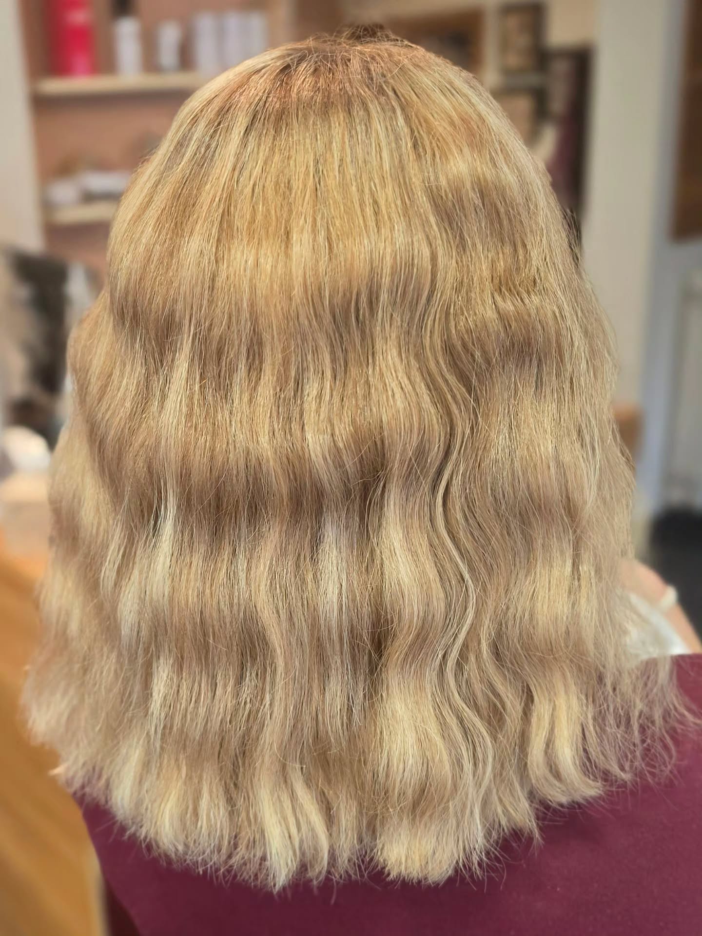 ✨ Vorher ➡️ Nachher ✨
Kundenwunsch: komplette Veränderung
& heller werden
Erarbeitet mit feinen Babylights, Highlights und einem Glossing für einen weichen, natürlichen Look mit wunderschöner Tiefe und strahlendem Finish. ✨️
Für einen natürlichen, harmonischen Übergang mit ganz viel Dimension 🤍
#vorhernachher #blondexpert #babylıghts #glossing#FrisörRenner