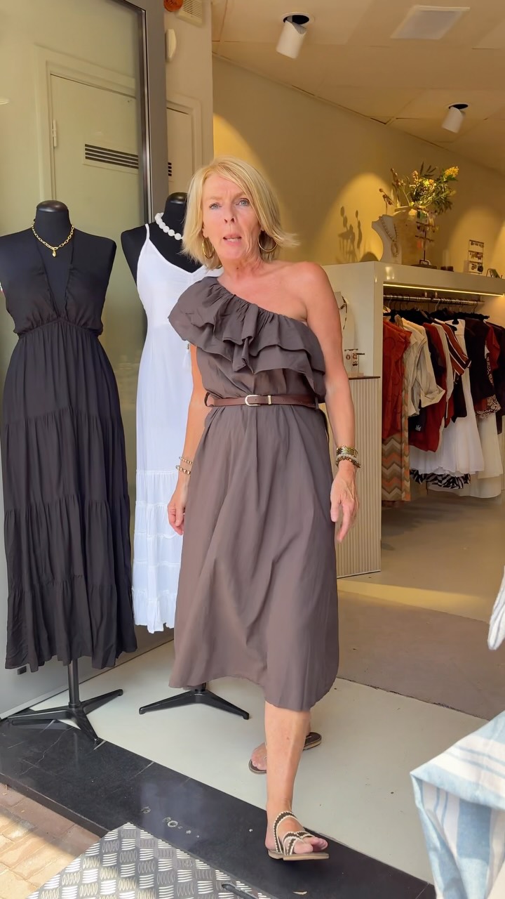 Volop zomerjurken bij Sereen! Interesse? Stuur ons een appje +31 6 51 33 71 38
#sereen #damesmode #valkenswaard #kleding #fashion