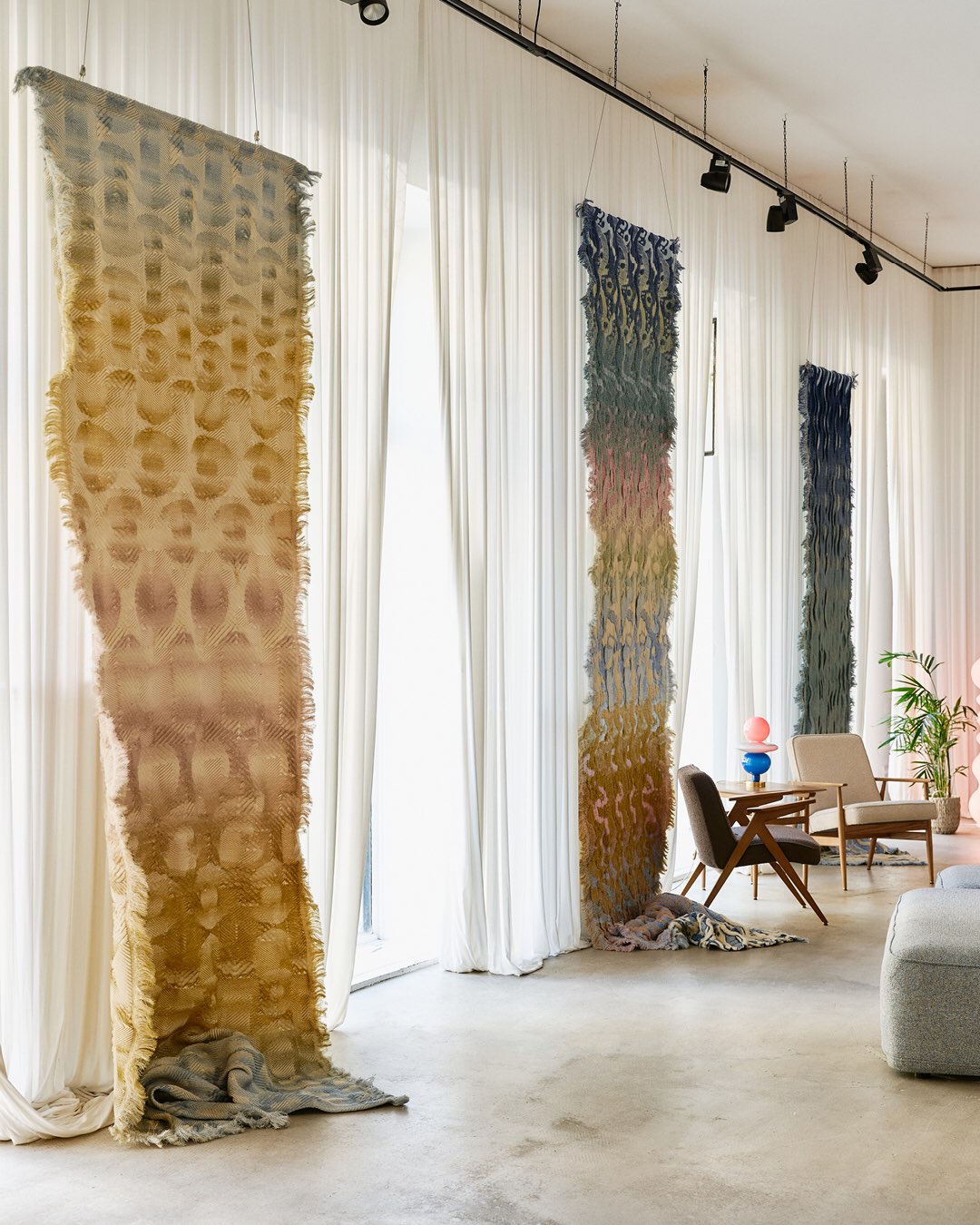 Dziś ostatni dzień Woven Waves! Kto jeszcze nie był, zapraszamy.
Wystawa trwa do 10 lipca / 12:00 - 19:00
•
Studio Jaskółka, Warecka 8, wejście od Kubusia Puchatka, Warszawa
@studio_jaskolka
•
Produkcja i komunikacja @royal__heroes
•
foto @baranov_vlad
•
jacquard weaving • textile design • textiles • rhythm • textures • textile art • art exhibition