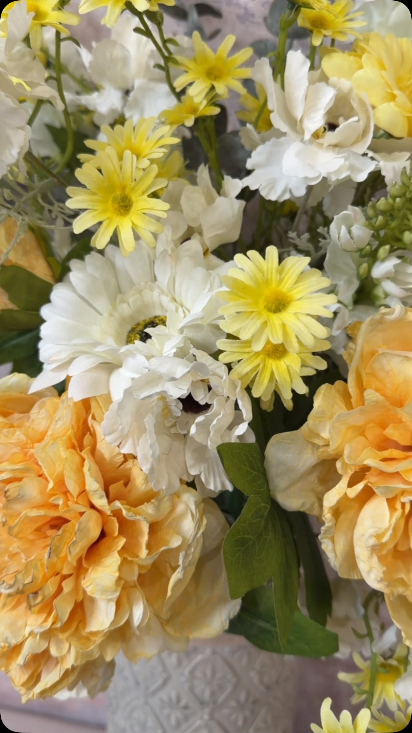 Every arrangement has its own personality. š¤
I donāt really have a reason for filming so many close-up shots⦠I just like them.
I think they show an arrangement in a completely different way. Itās where all the textures, colours and little details really come to life, and theyāre always the clips I enjoy watching back the most.
This oneās definitely become a favourite. š
#TheFauxFloristLife #WhiteBlossomInteriors #FauxFlowers #SmallBusinessUK #LuxuryHomeDecor