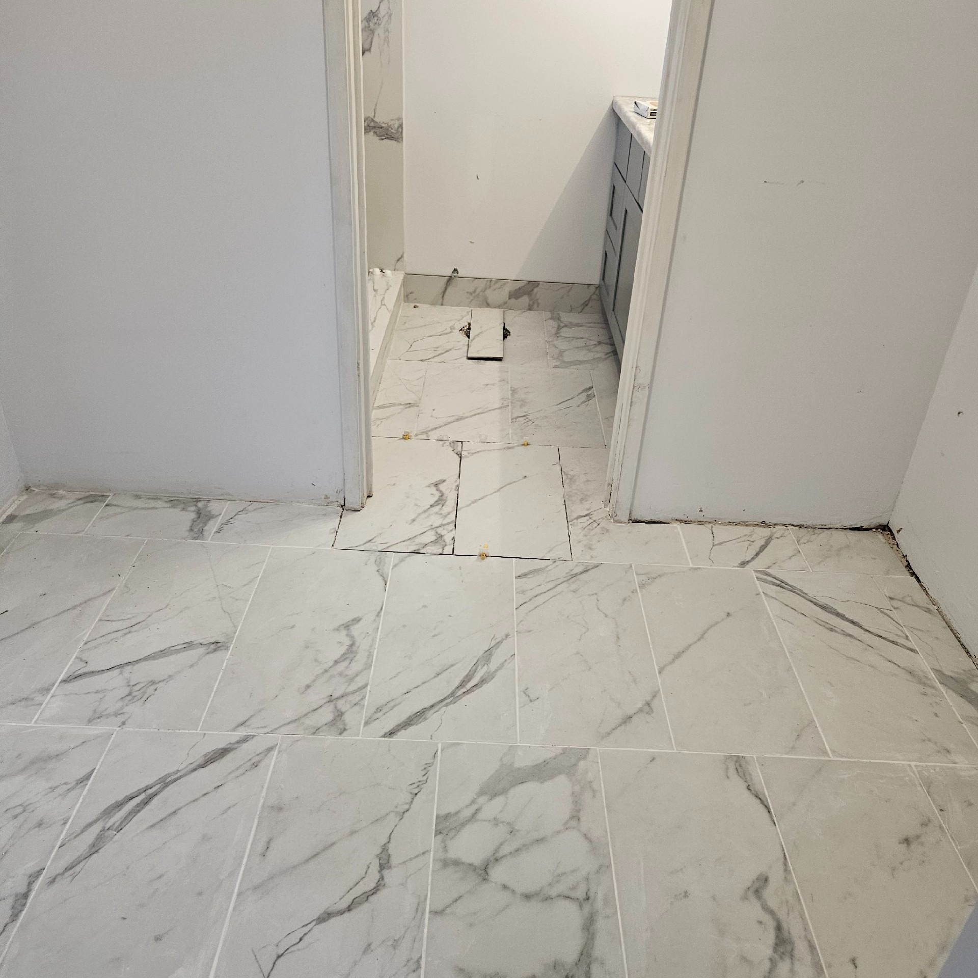 Successfully completed the tile installation with exceptional craftsmanship, delivering a durable, visually appealing, and high-quality finish. ๐๐ง
Need a tile job like this? Weโve got you covered! Contact us today for reliable, professional service. ๐โจ
